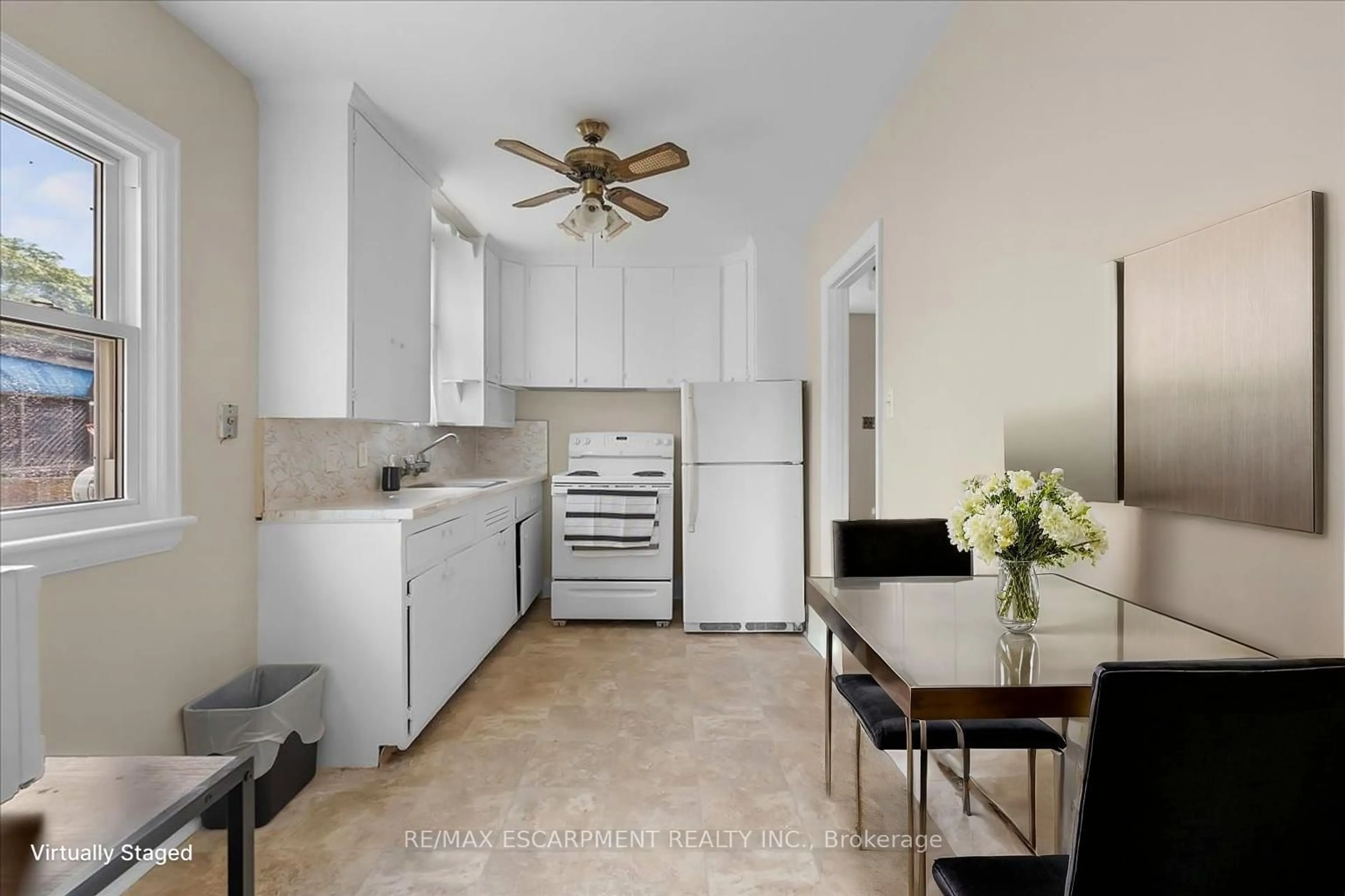 Standard kitchen, ceramic/tile floor for 128 East 39th St, Hamilton Ontario L8V 4H3