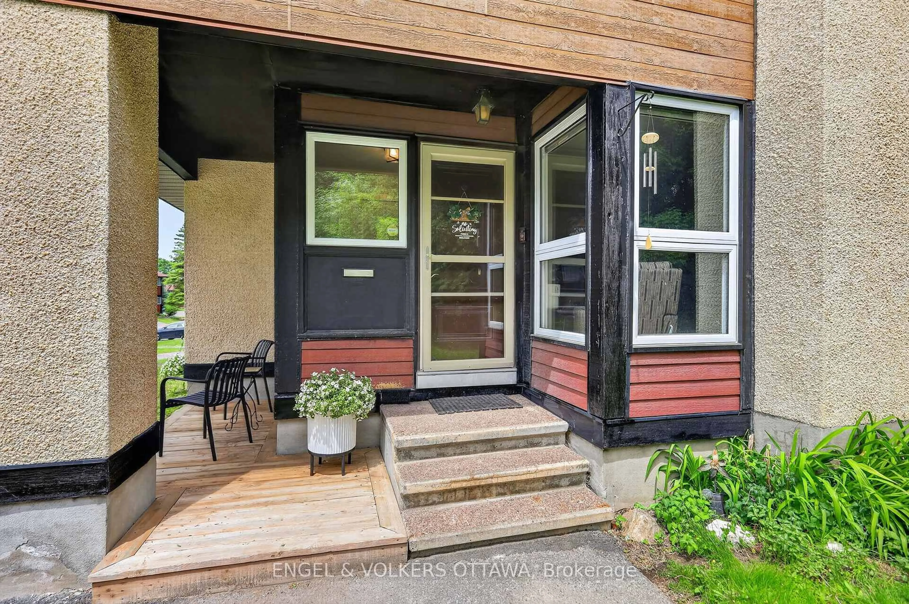Indoor entryway for 164 McClintock Way #6, Ottawa Ontario K2L 2A4