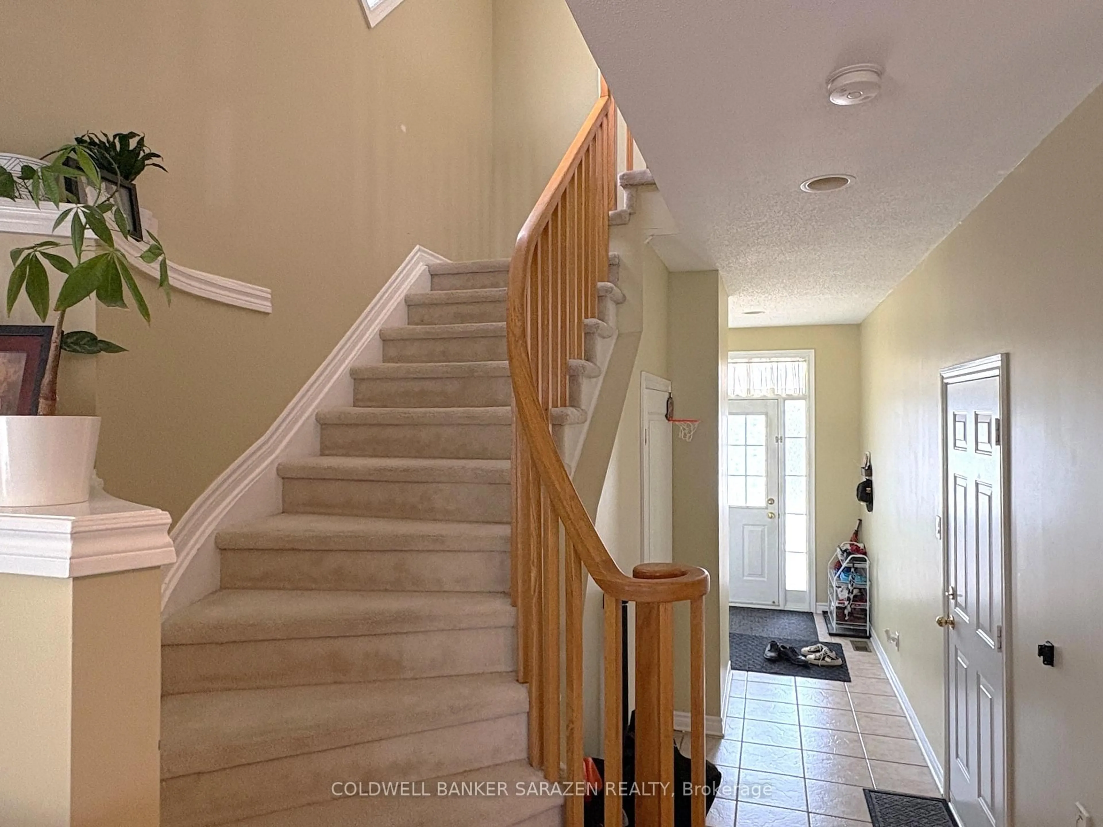 Indoor foyer for 253 Saddlesmith Circ, Ottawa Ontario K2M 2Z1