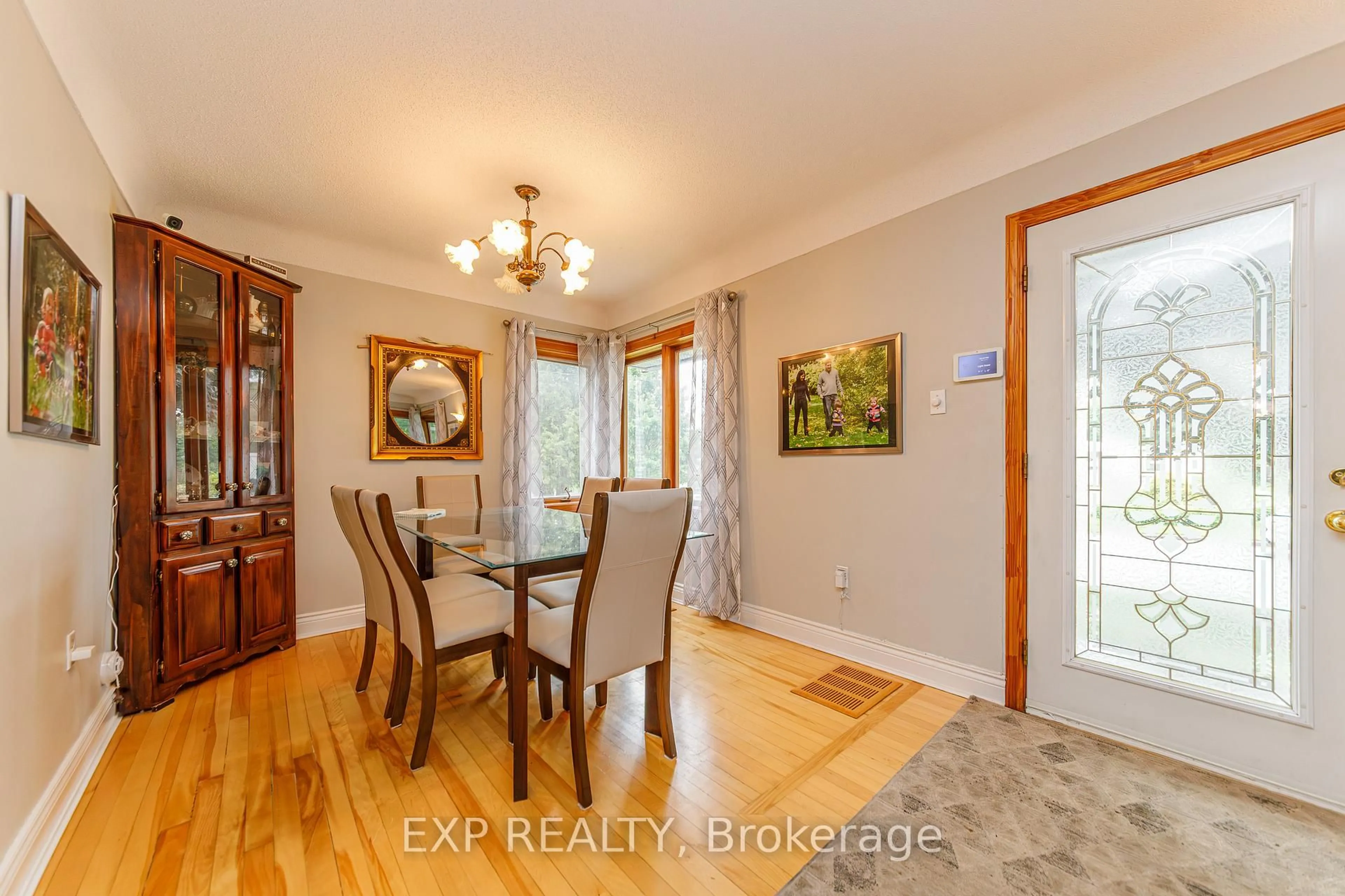 Dining room, wood/laminate floor for 1357 Thames St, Ottawa Ontario K1Z 7N3