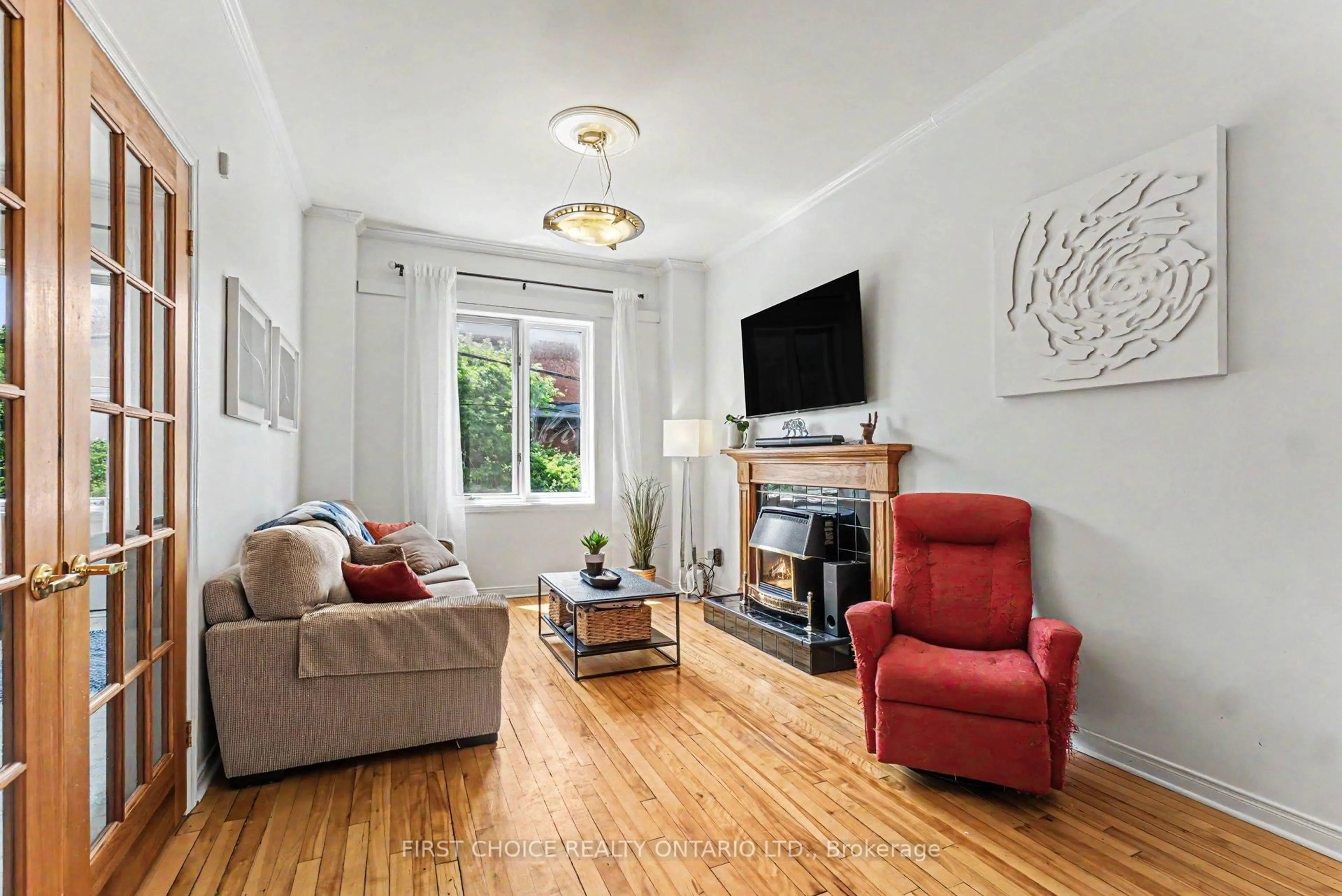 Living room with furniture, unknown for 267 BOOTH St, Ottawa Ontario K1R 7J5