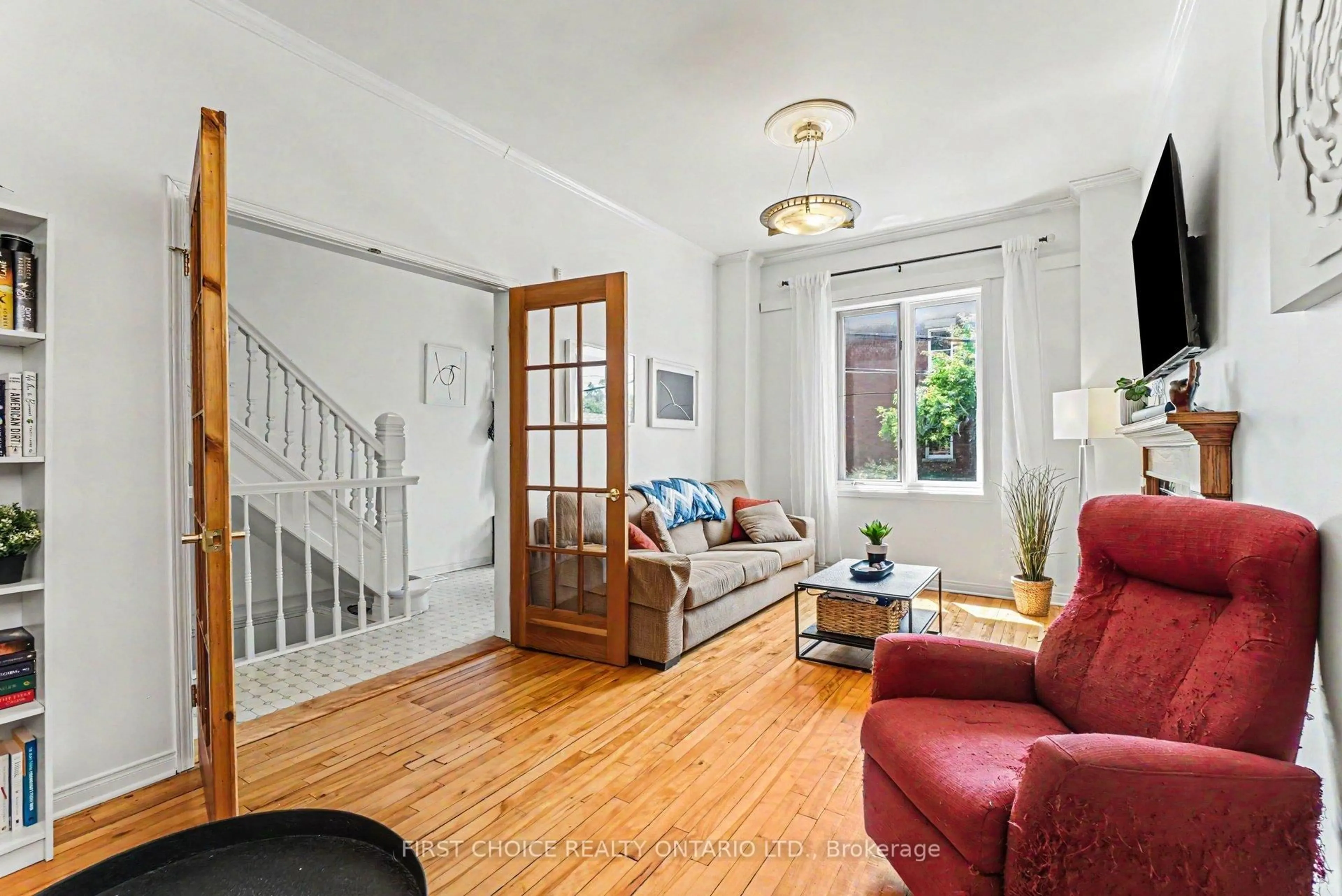 Living room with furniture, unknown for 267 BOOTH St, Ottawa Ontario K1R 7J5