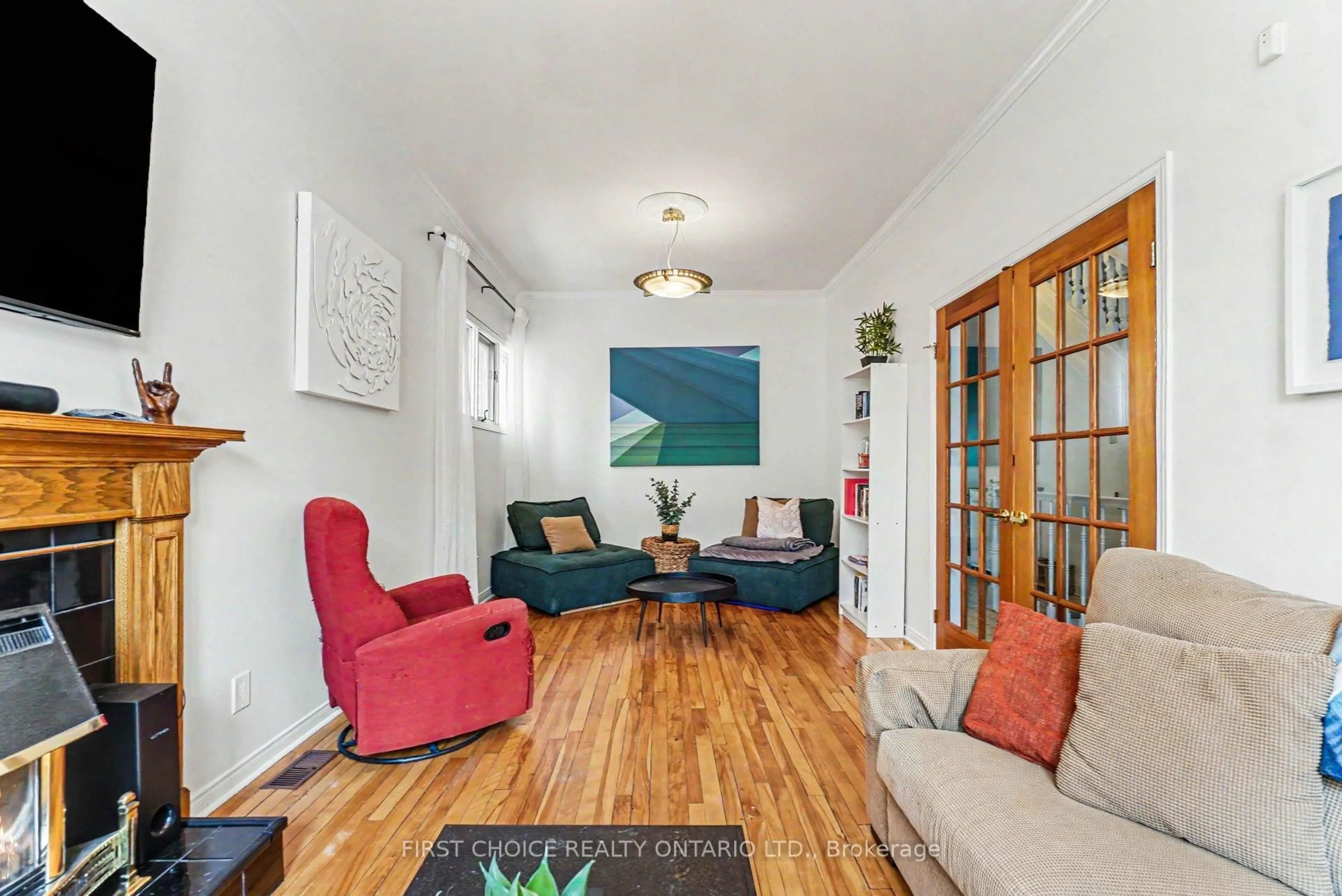 Living room with furniture, unknown for 267 BOOTH St, Ottawa Ontario K1R 7J5