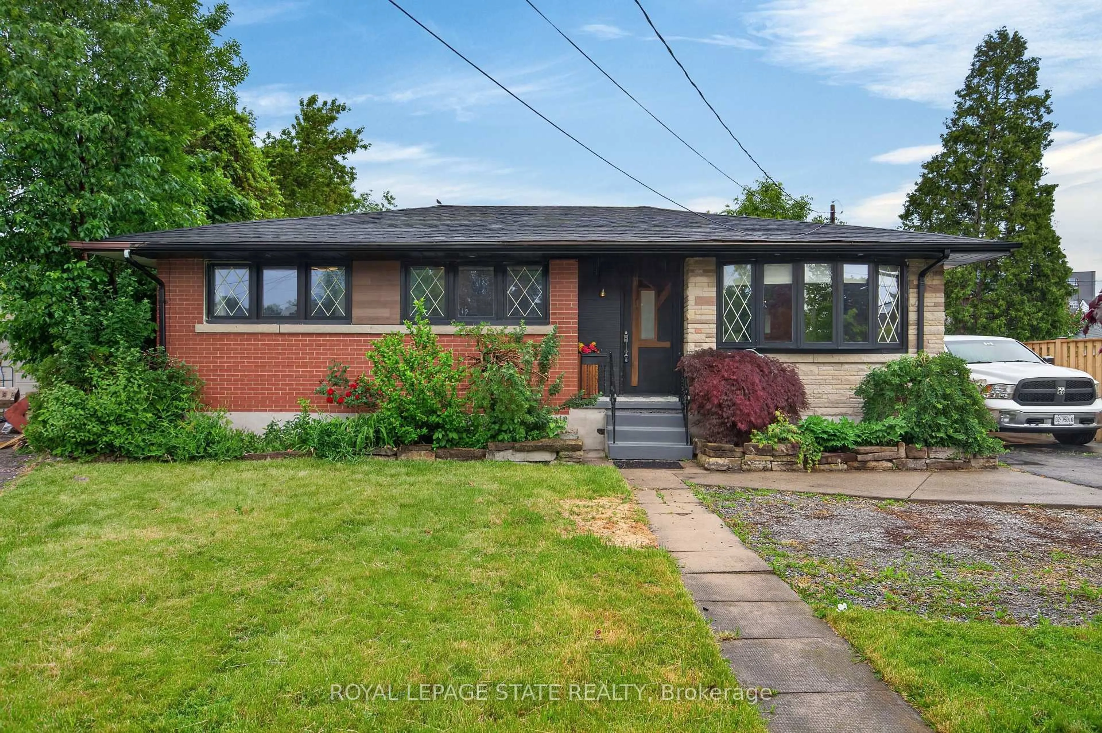 Home with brick exterior material, street for 33 Kenwood Cres, Hamilton Ontario L8T 1W3