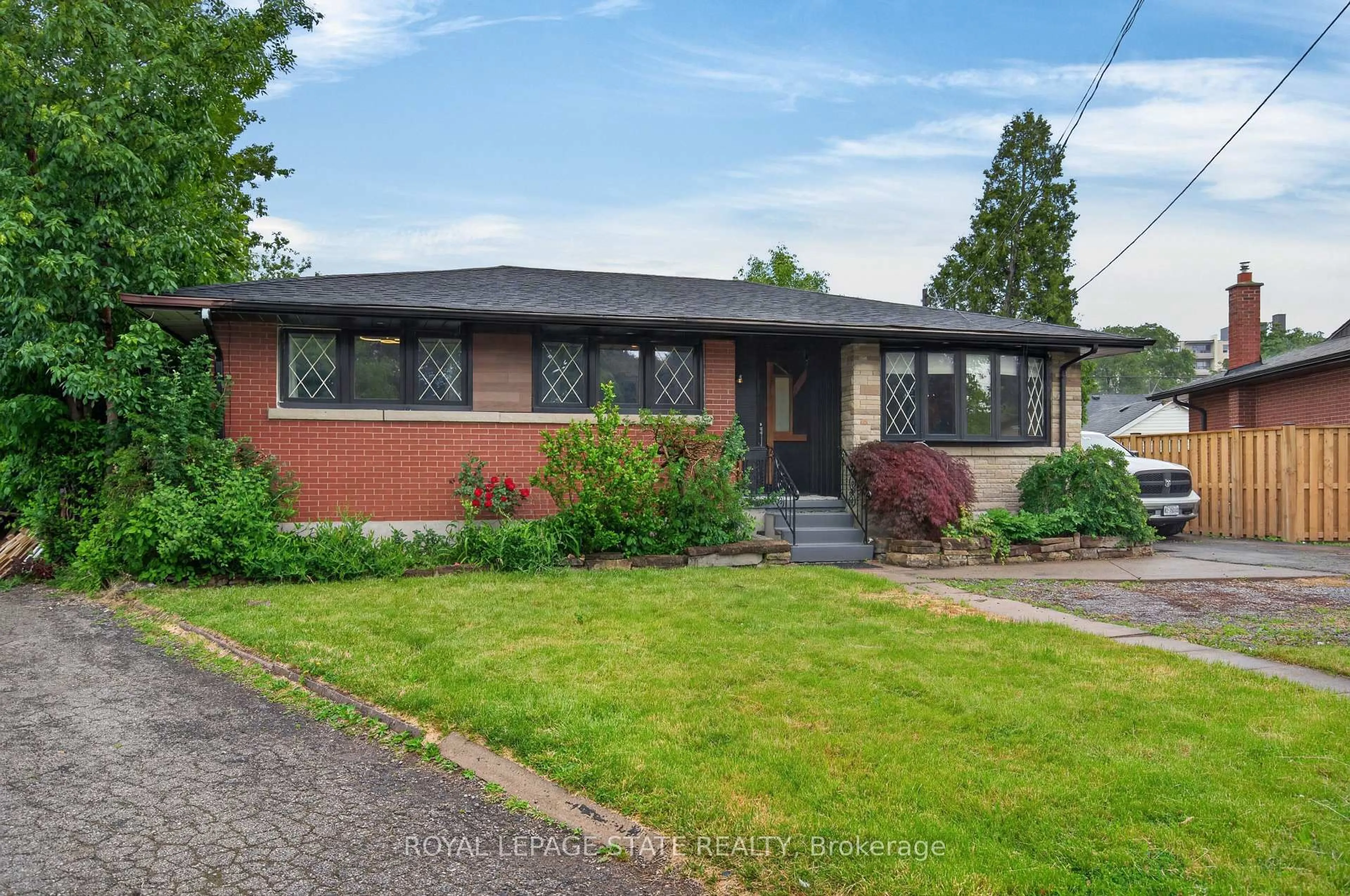 Home with brick exterior material, street for 33 Kenwood Cres, Hamilton Ontario L8T 1W3