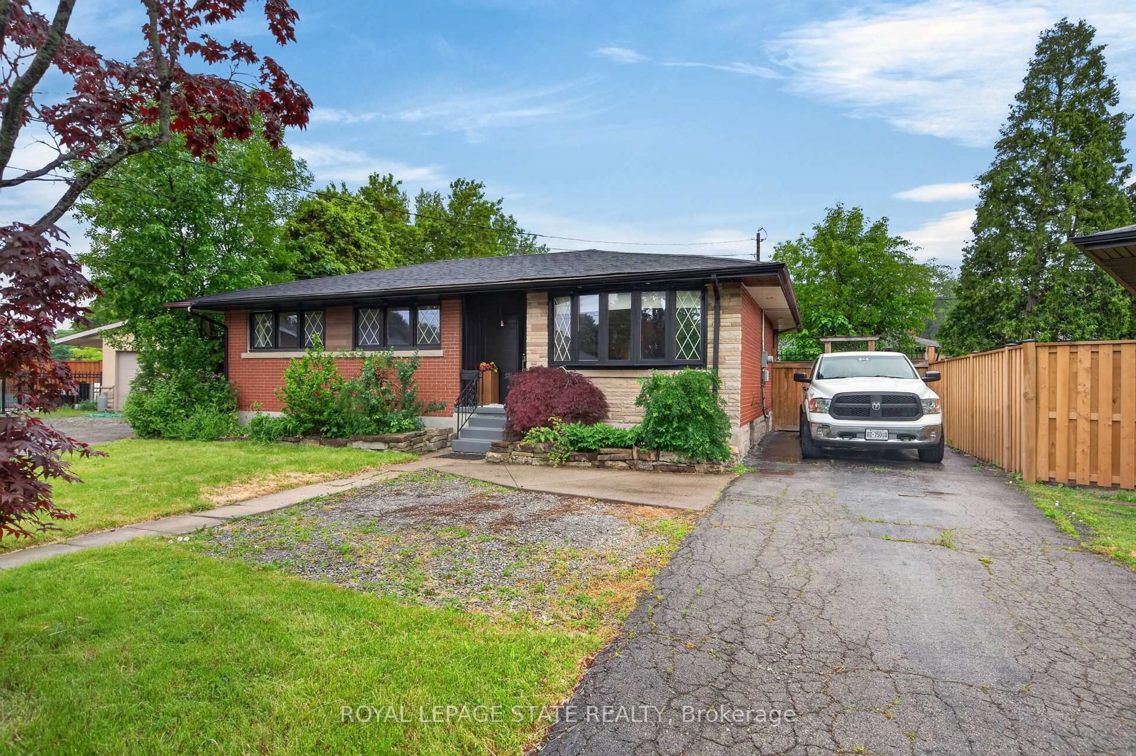 Home with brick exterior material, street for 33 Kenwood Cres, Hamilton Ontario L8T 1W3
