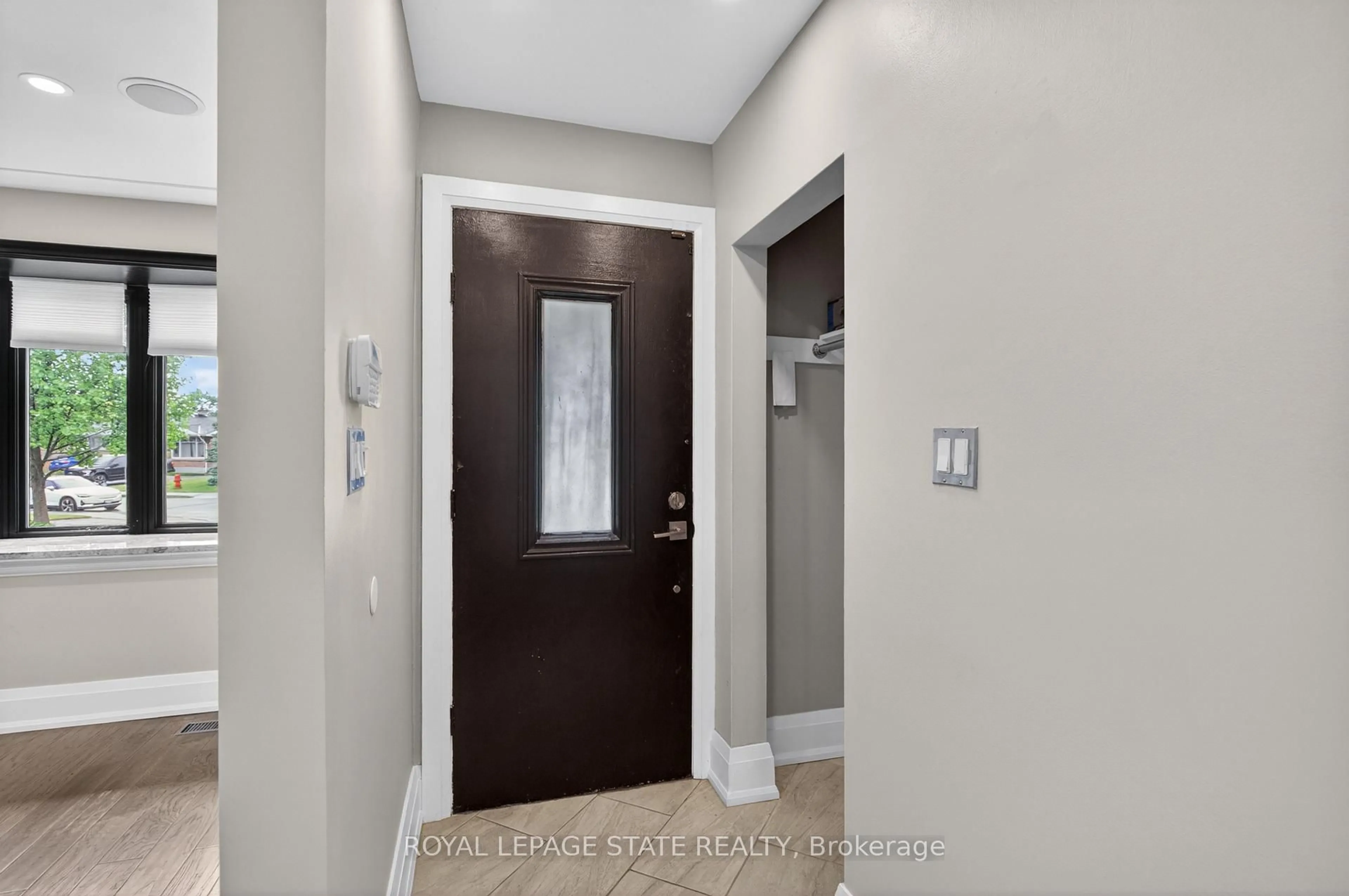 Indoor entryway for 33 Kenwood Cres, Hamilton Ontario L8T 1W3