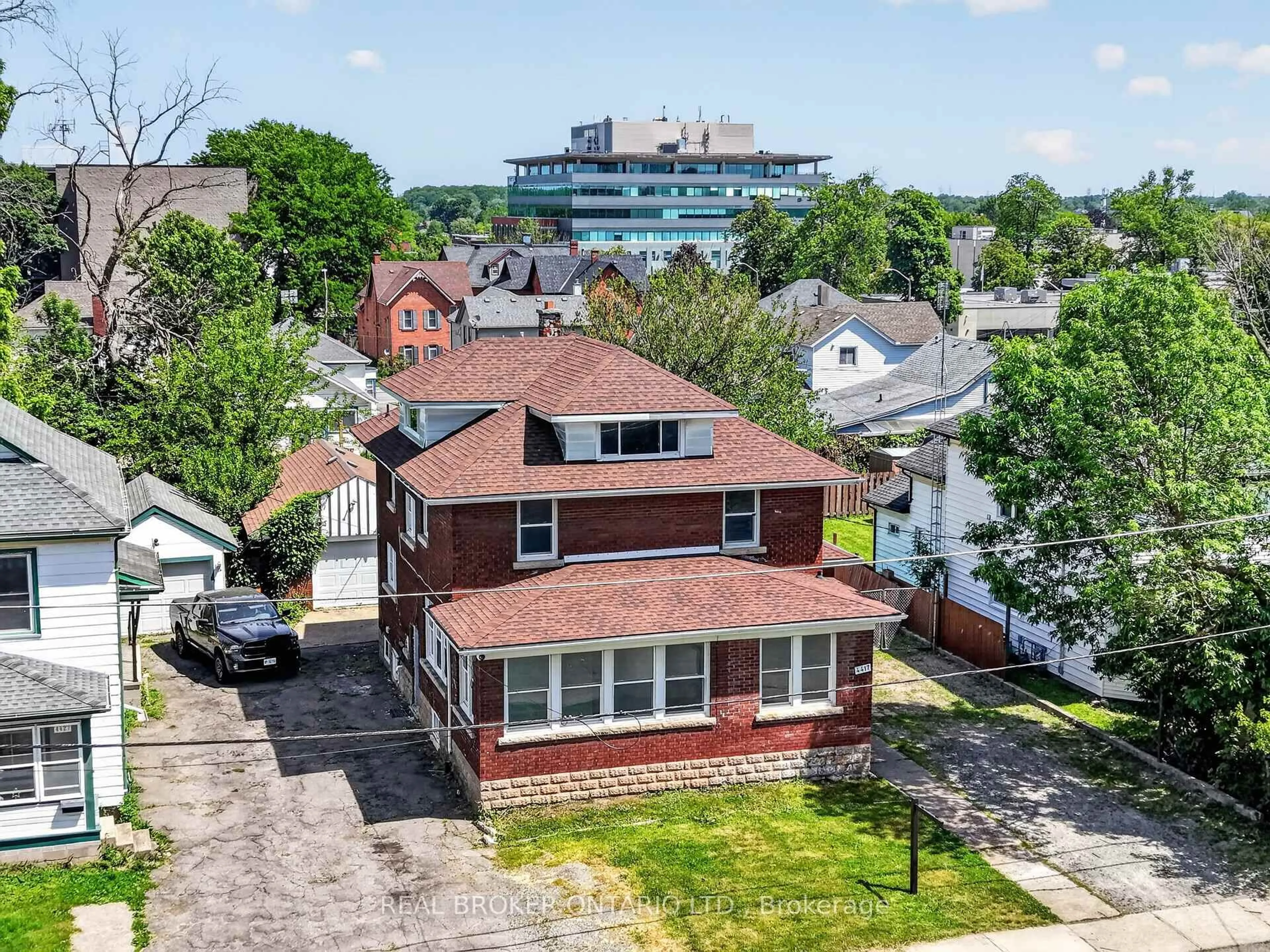 A pic from outside/outdoor area/front of a property/back of a property/a pic from drone, street for 4417 ELLIS St, Niagara Falls Ontario L2E 1H5