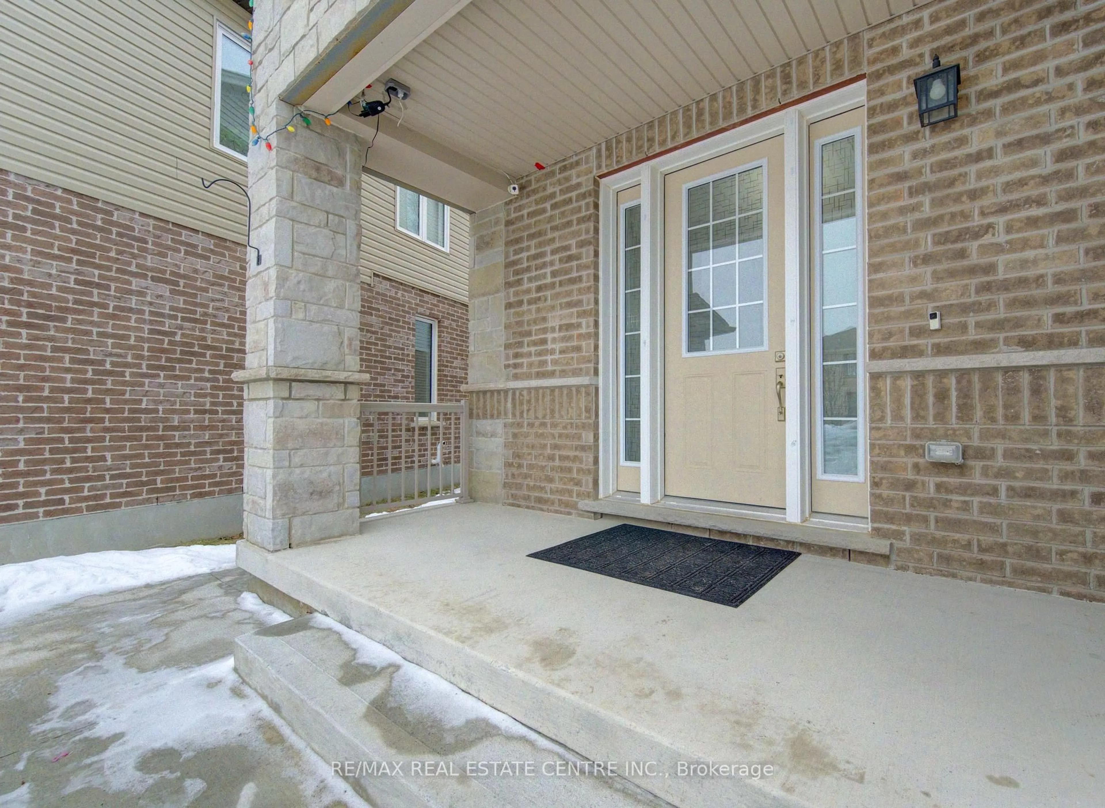 Indoor entryway for 285 Sedgewood St, Kitchener Ontario N2P 0G6