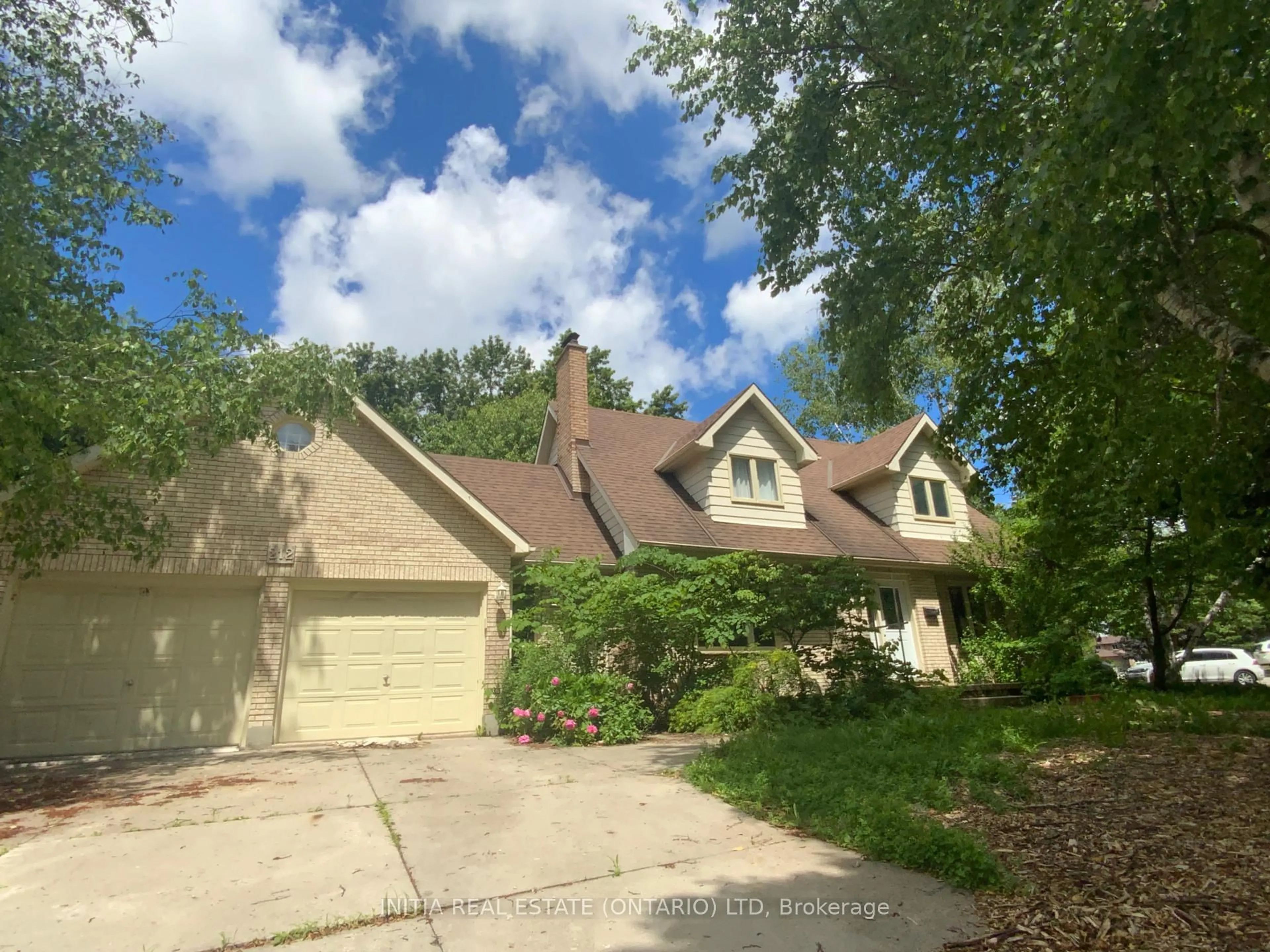 A pic from outside/outdoor area/front of a property/back of a property/a pic from drone, water/lake/river/ocean view for 212 Chesham Pl, London North Ontario N6G 3W9
