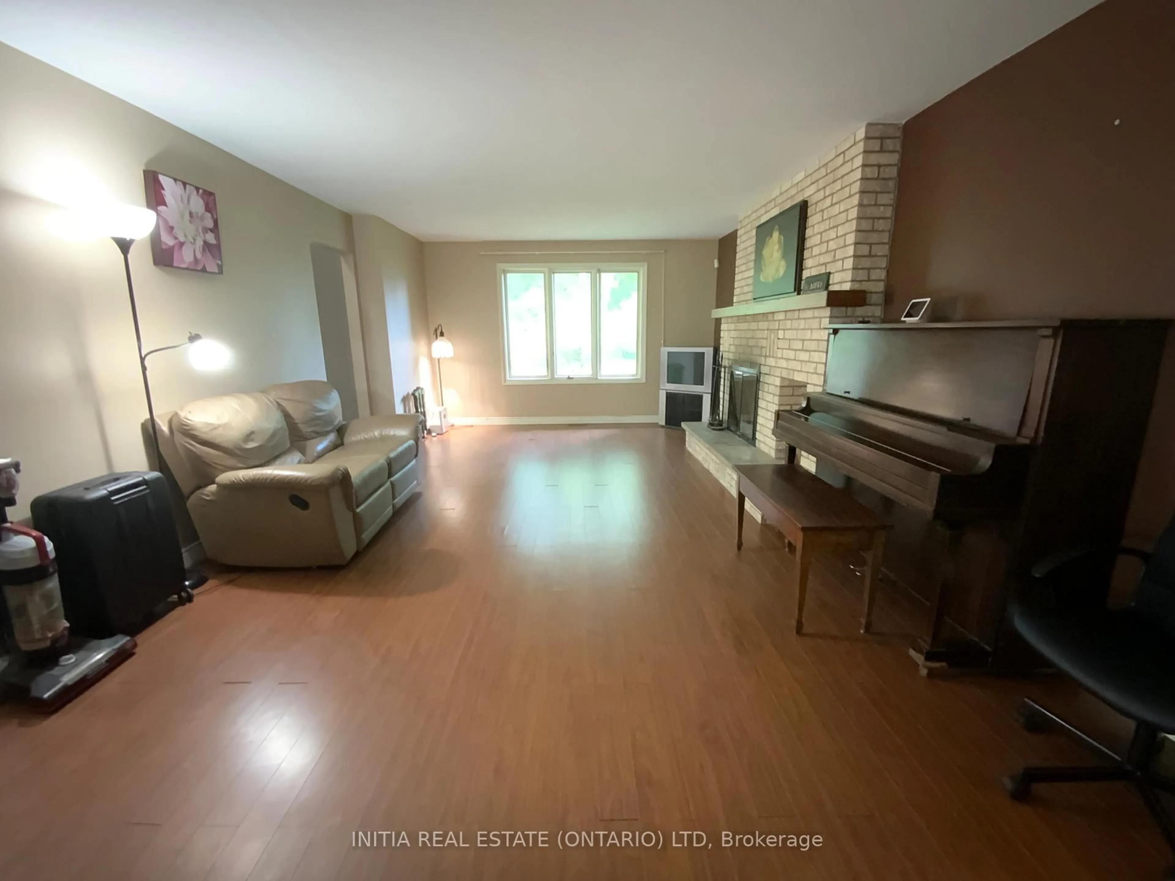 A pic of a room for 212 Chesham Pl, London North Ontario N6G 3W9