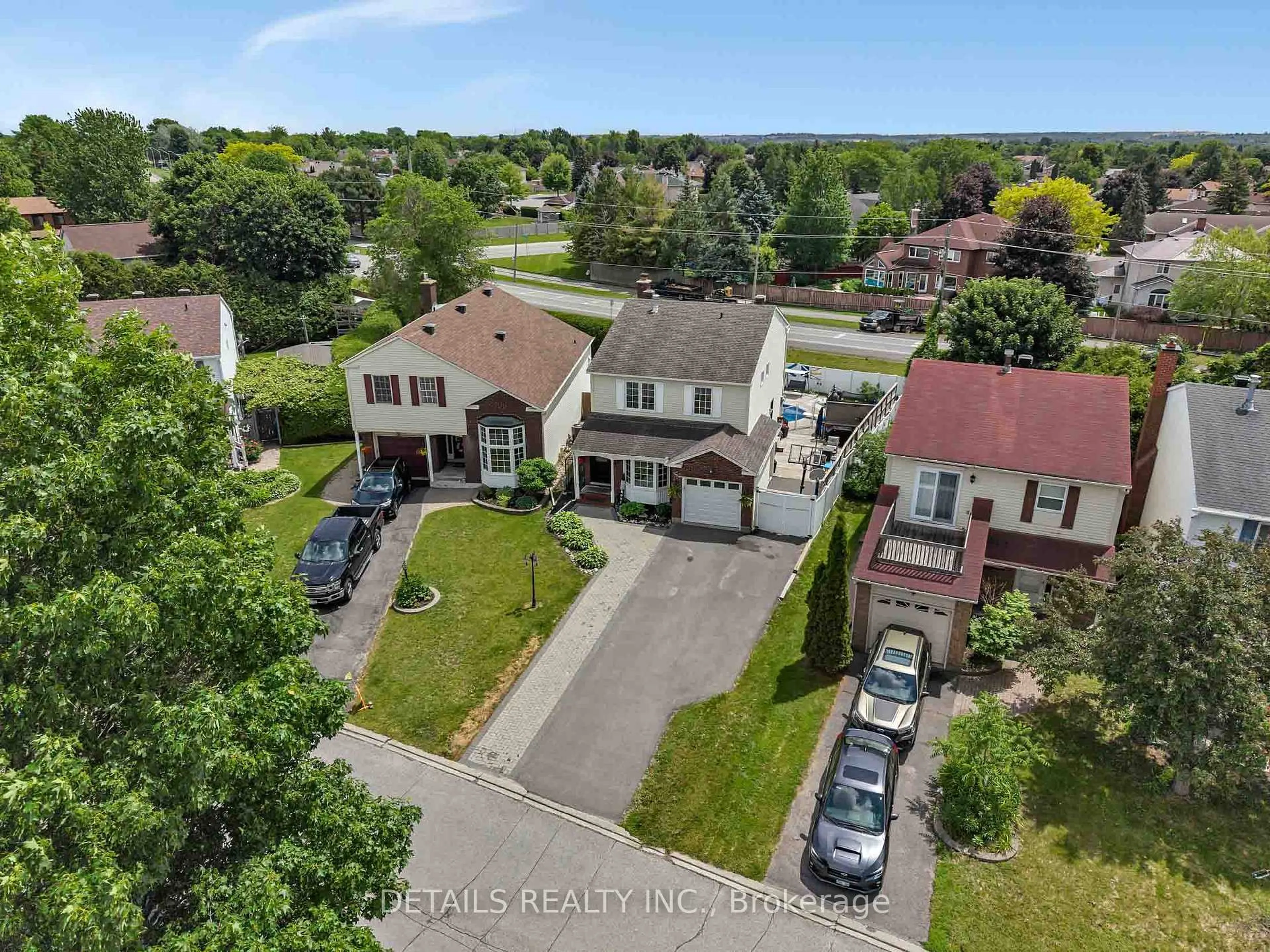 A pic from outside/outdoor area/front of a property/back of a property/a pic from drone, street for 34 Raftus Sq, Ottawa Ontario K2J 1J3