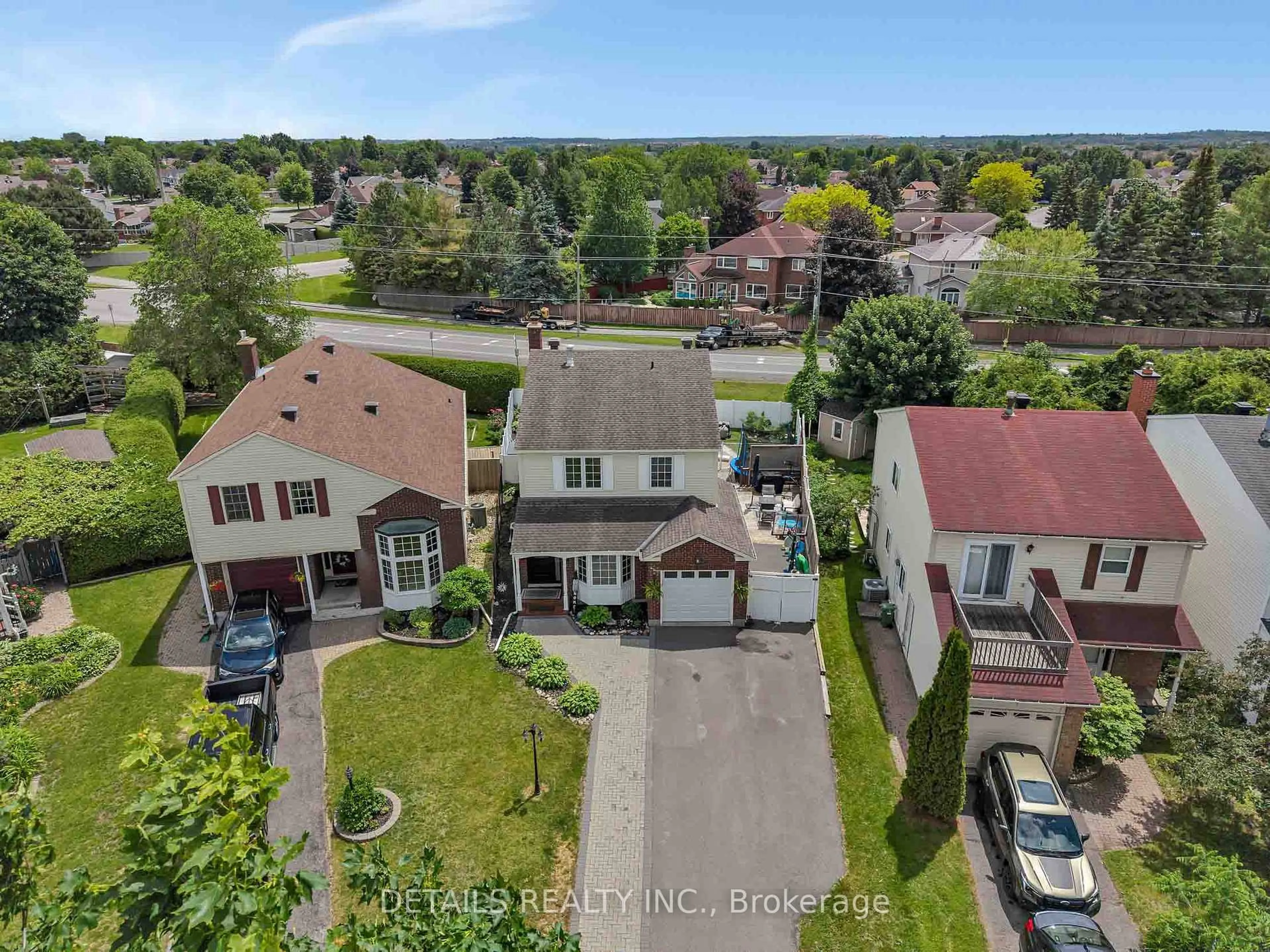 A pic from outside/outdoor area/front of a property/back of a property/a pic from drone, street for 34 Raftus Sq, Ottawa Ontario K2J 1J3