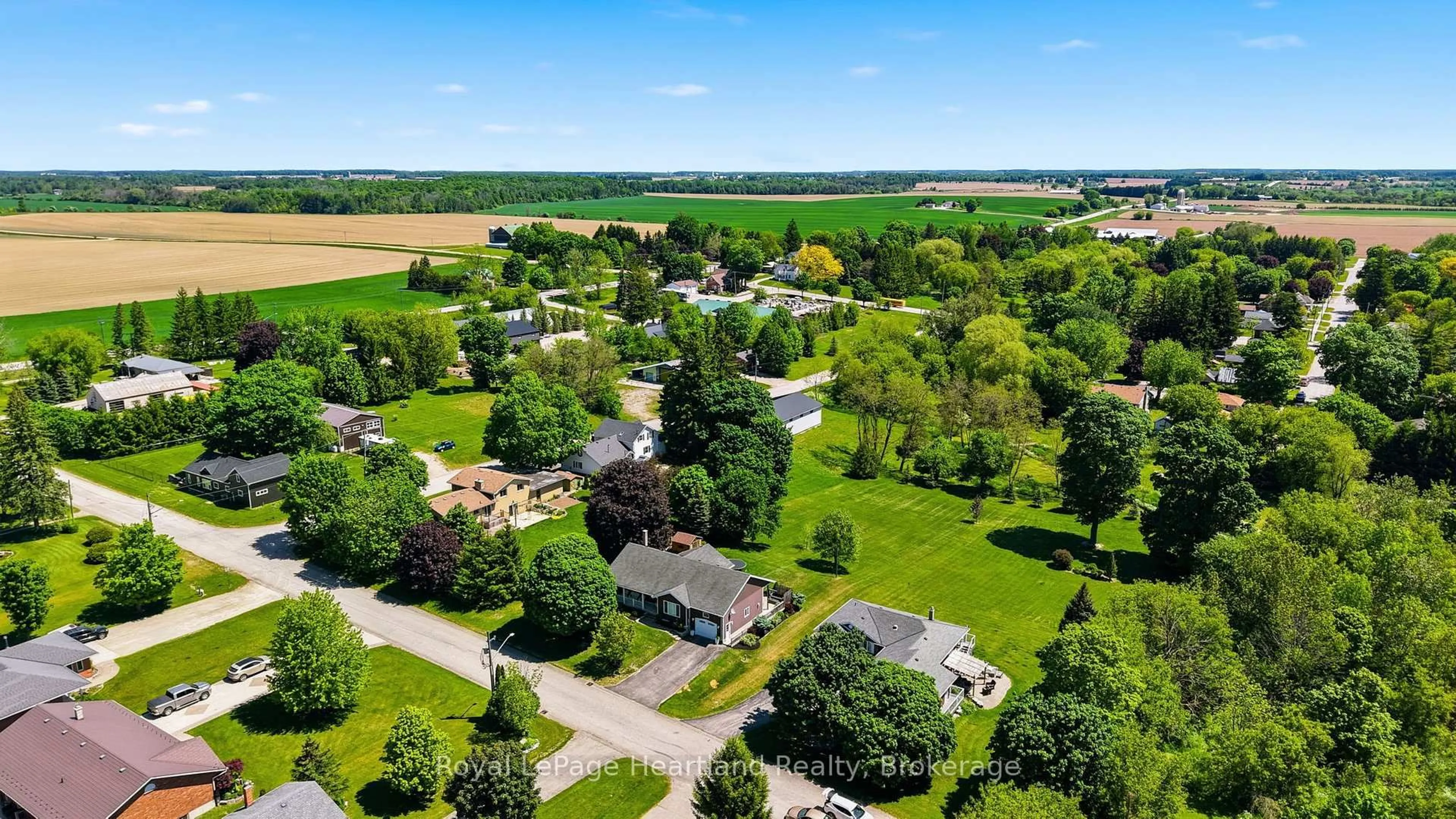 A pic from outside/outdoor area/front of a property/back of a property/a pic from drone, street for 2015 Alma St, Howick Ontario N0G 1X0
