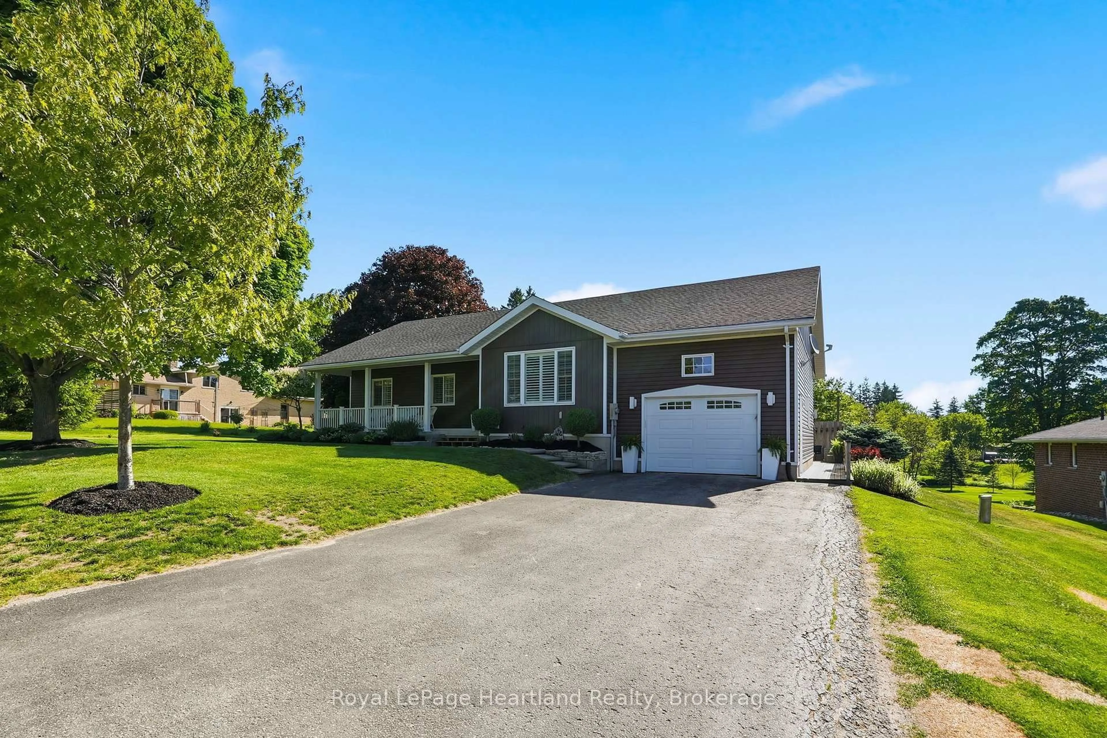 A pic from outside/outdoor area/front of a property/back of a property/a pic from drone, street for 2015 Alma St, Howick Ontario N0G 1X0