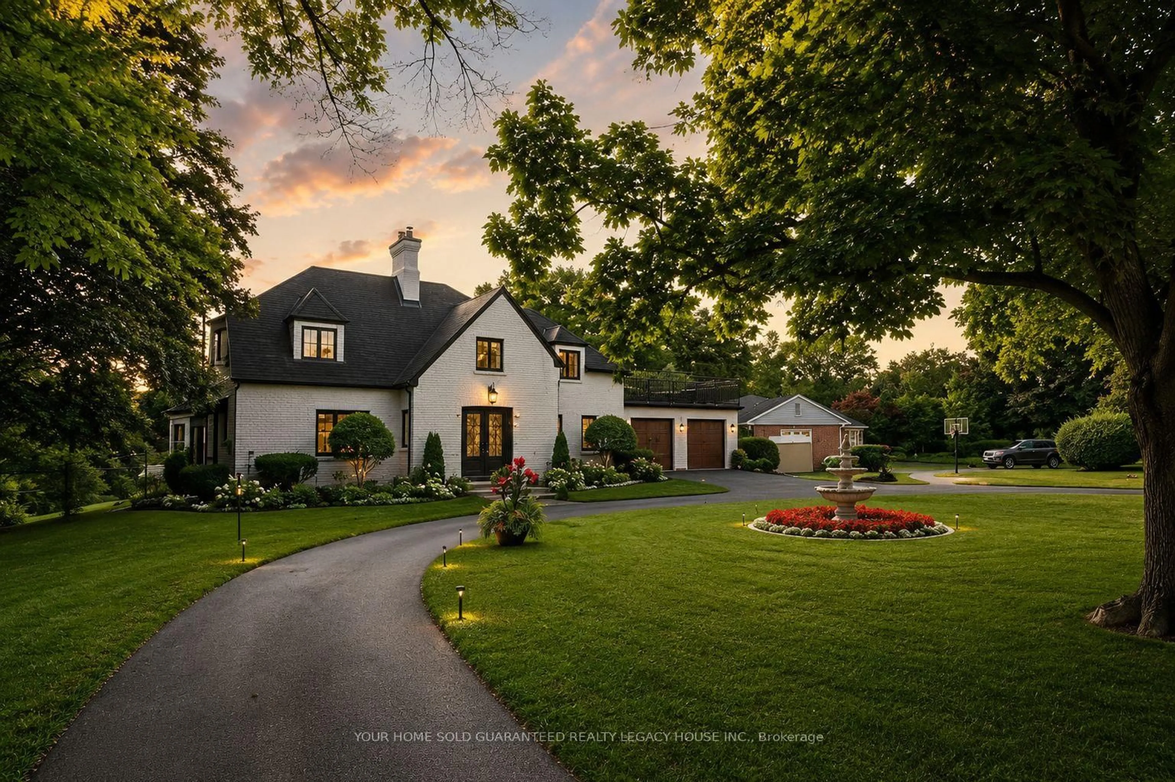 A pic from outside/outdoor area/front of a property/back of a property/a pic from drone, street for 300 Mount Pleasant Rd, Brantford Ontario N3T 1V1