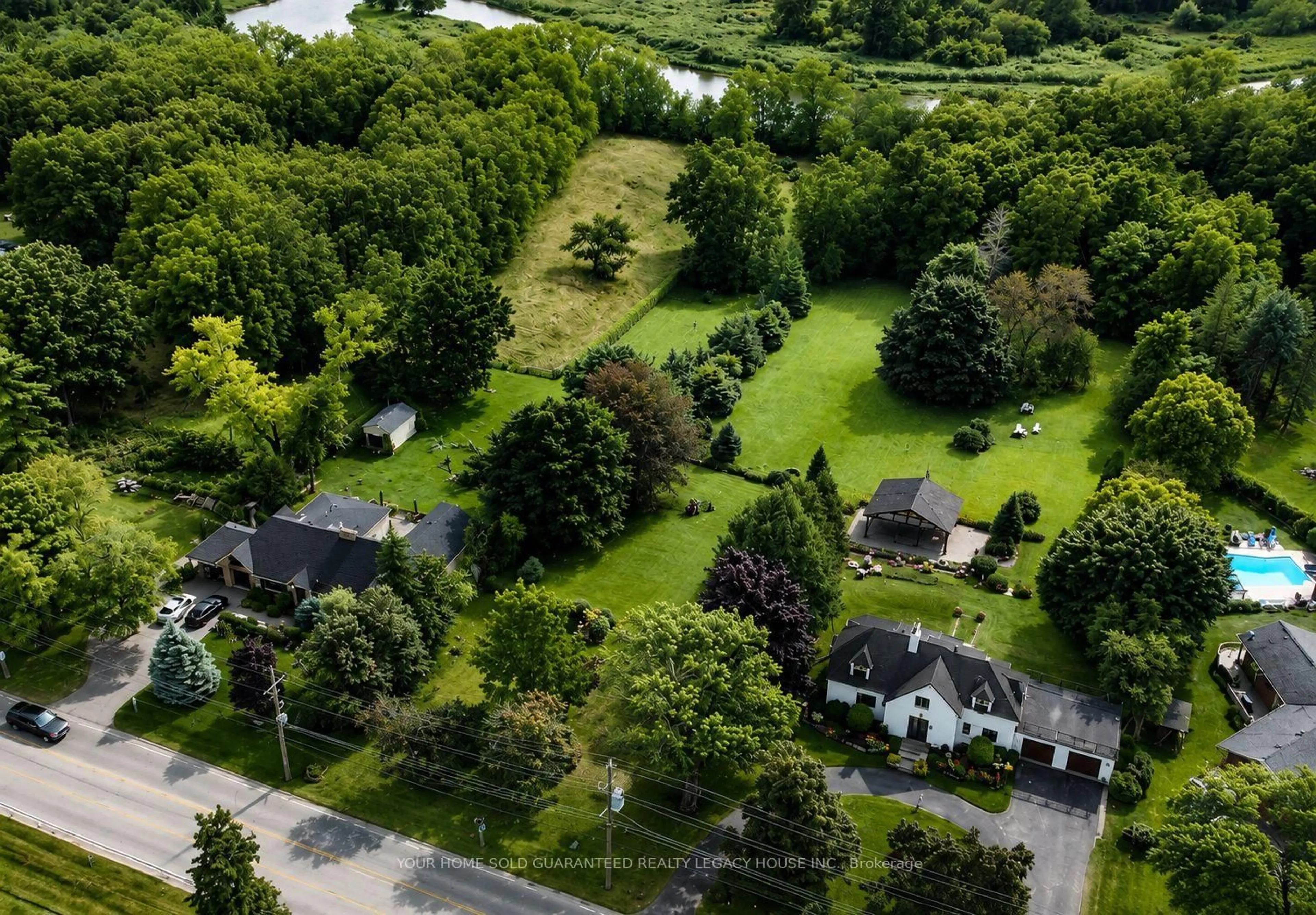 A pic from outside/outdoor area/front of a property/back of a property/a pic from drone, street for 300 Mount Pleasant Rd, Brantford Ontario N3T 1V1