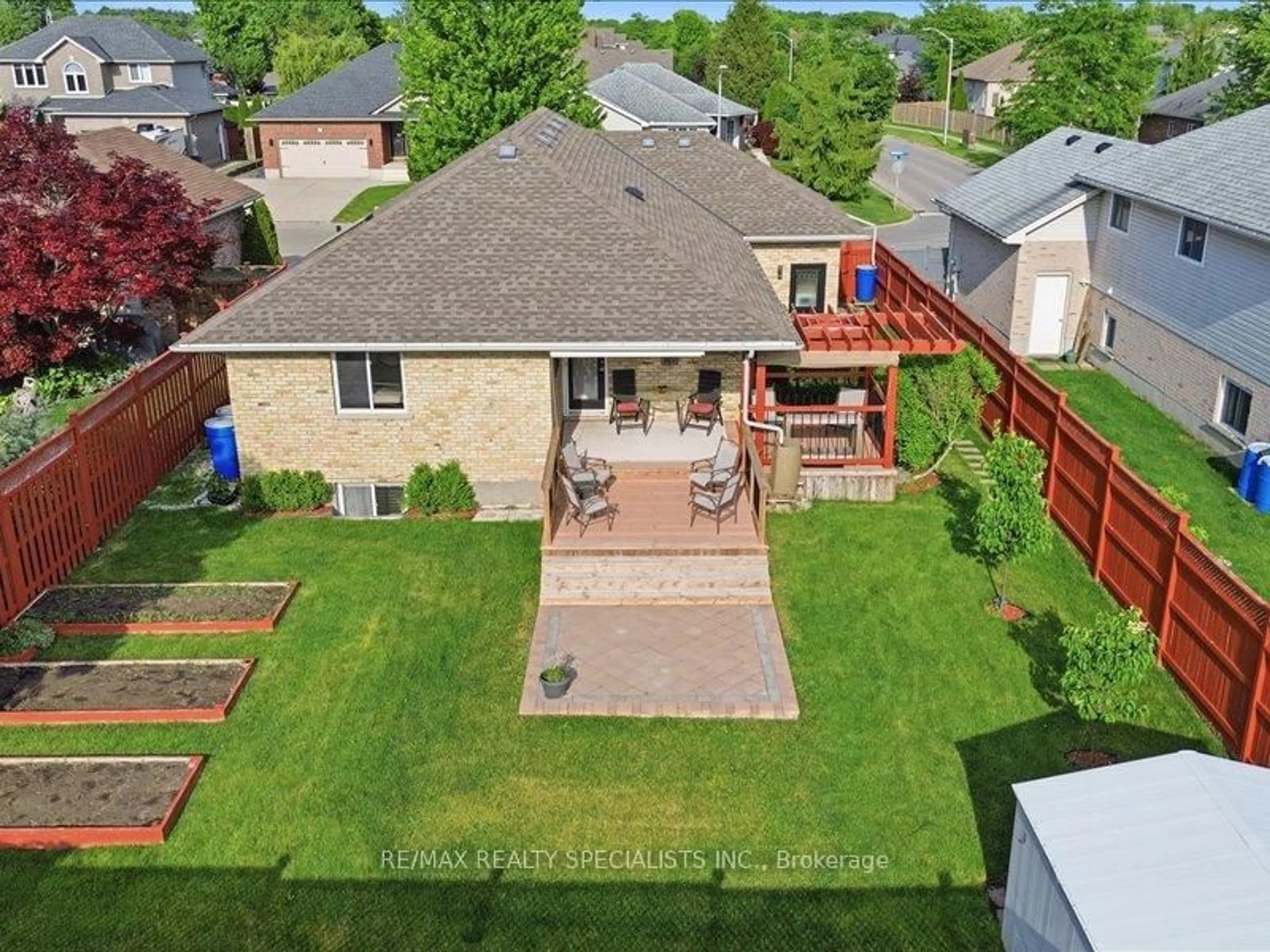 A pic from outside/outdoor area/front of a property/back of a property/a pic from drone, street for 53 Edgewell Cres, Central Elgin Ontario N5P 4K9