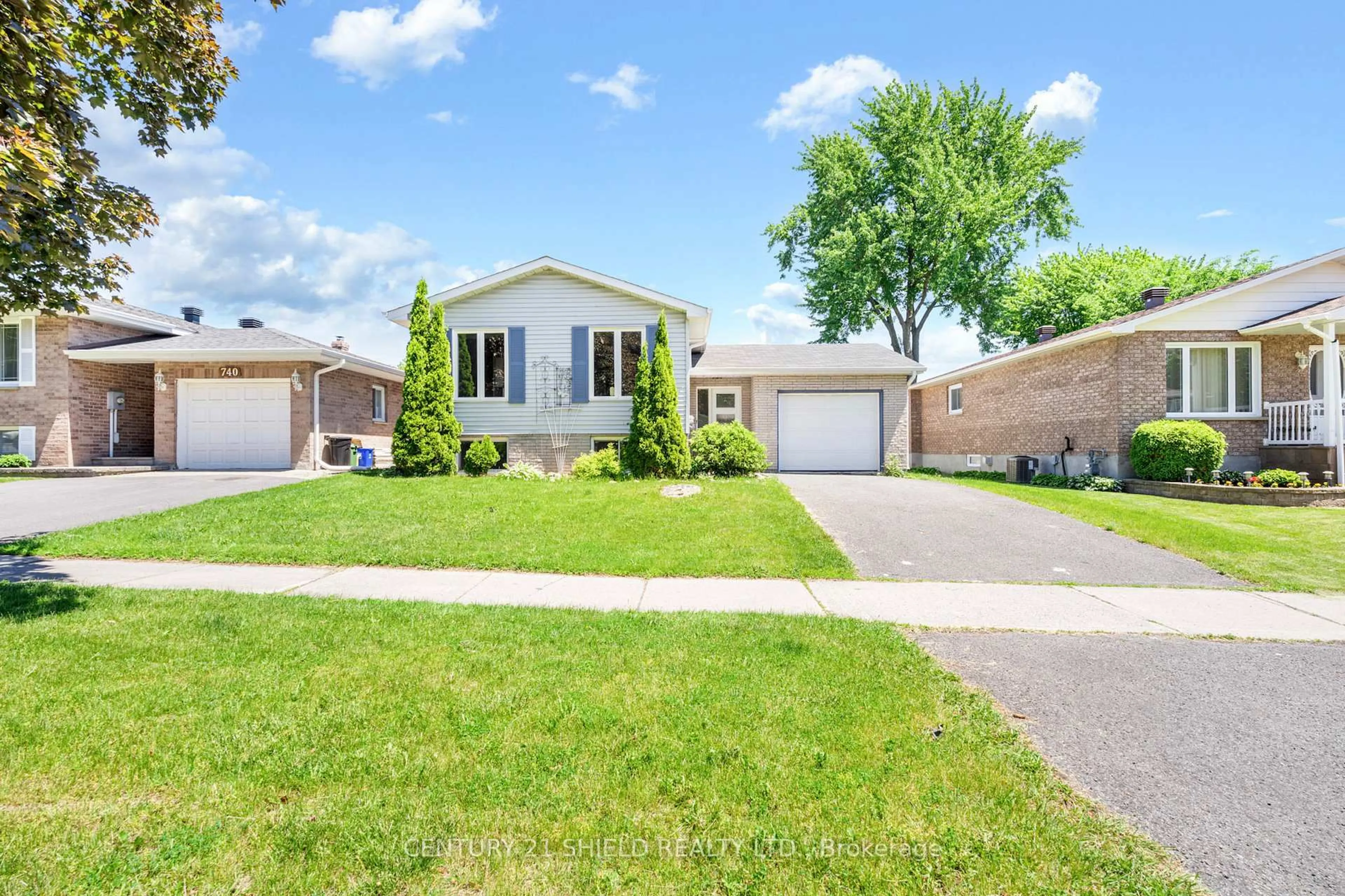 Home with vinyl exterior material, street for 736 CHAMPLAIN Dr, Cornwall Ontario K6H 6S8