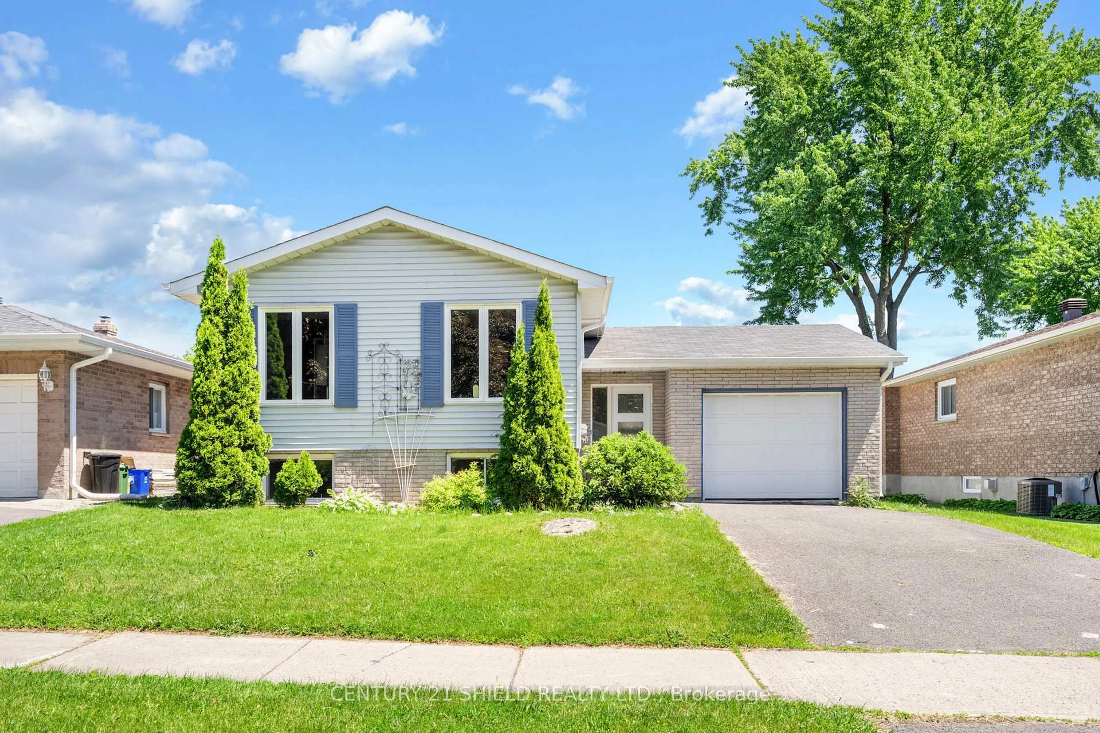 Home with vinyl exterior material, street for 736 CHAMPLAIN Dr, Cornwall Ontario K6H 6S8