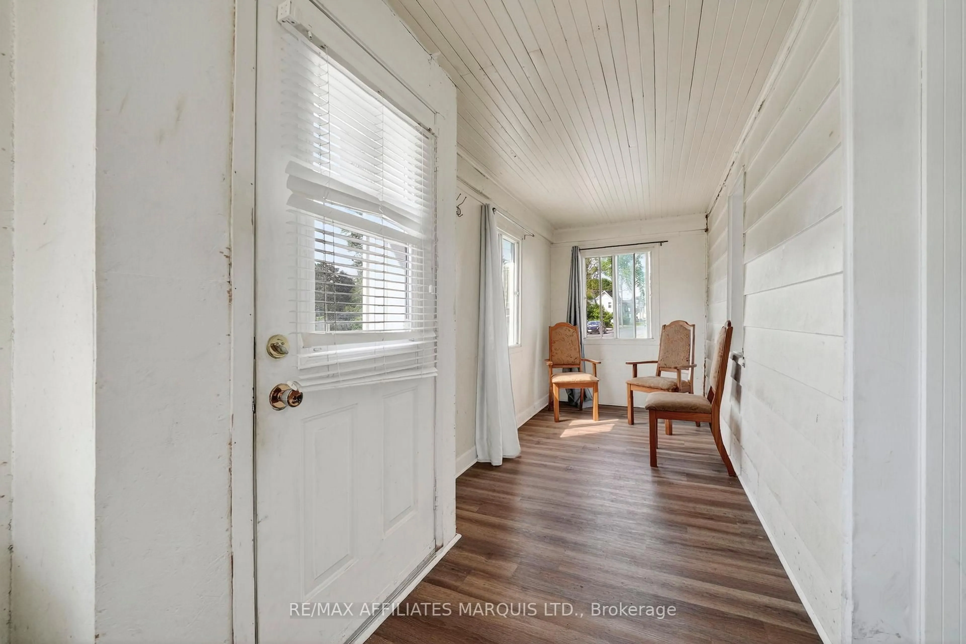 Indoor entryway for 117 Sixth St, Cornwall Ontario K6J 2W7