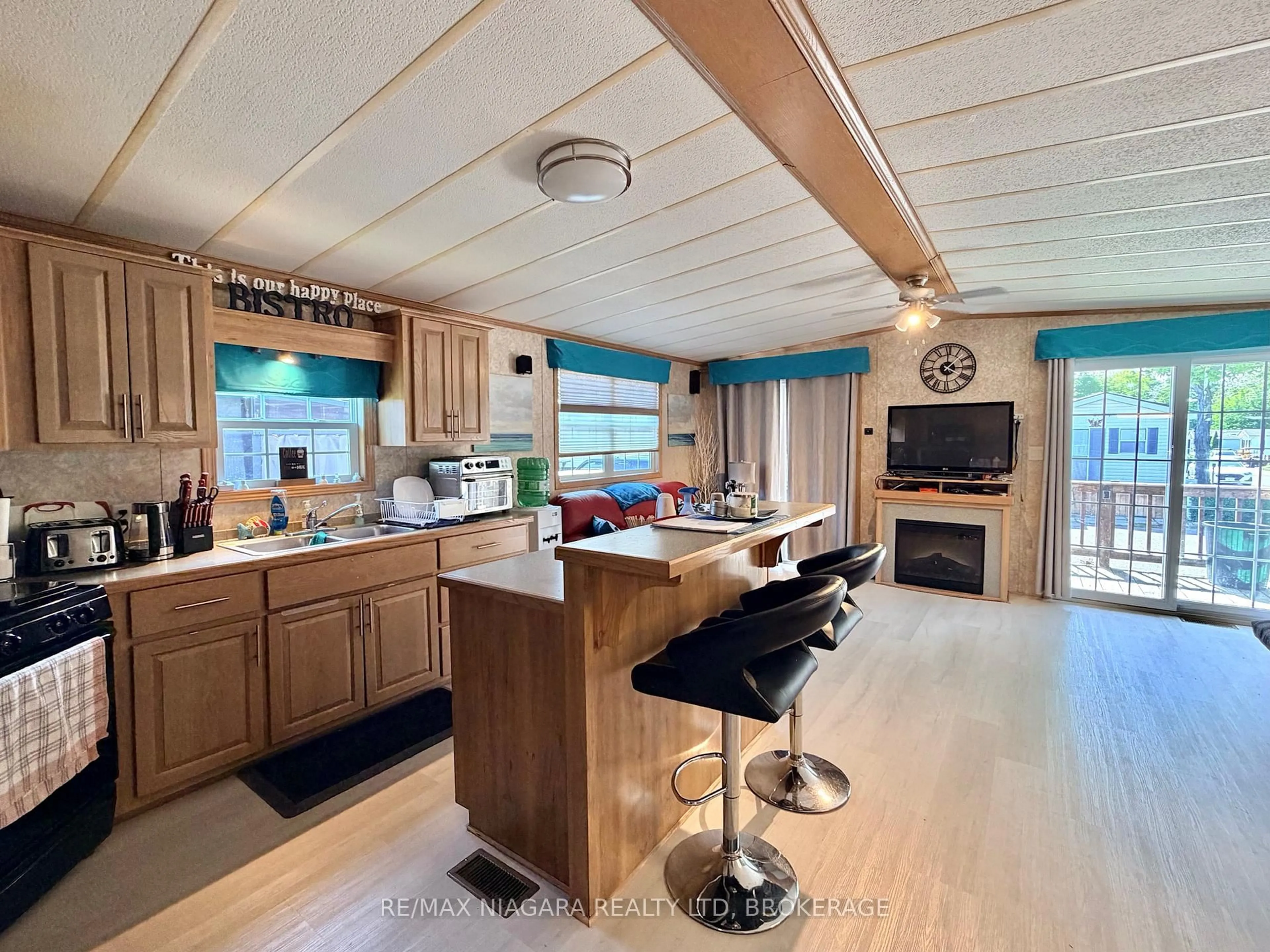 Open concept kitchen, wood/laminate floor for 7 Hickory Lane, Port Colborne Ontario L0S 1R0