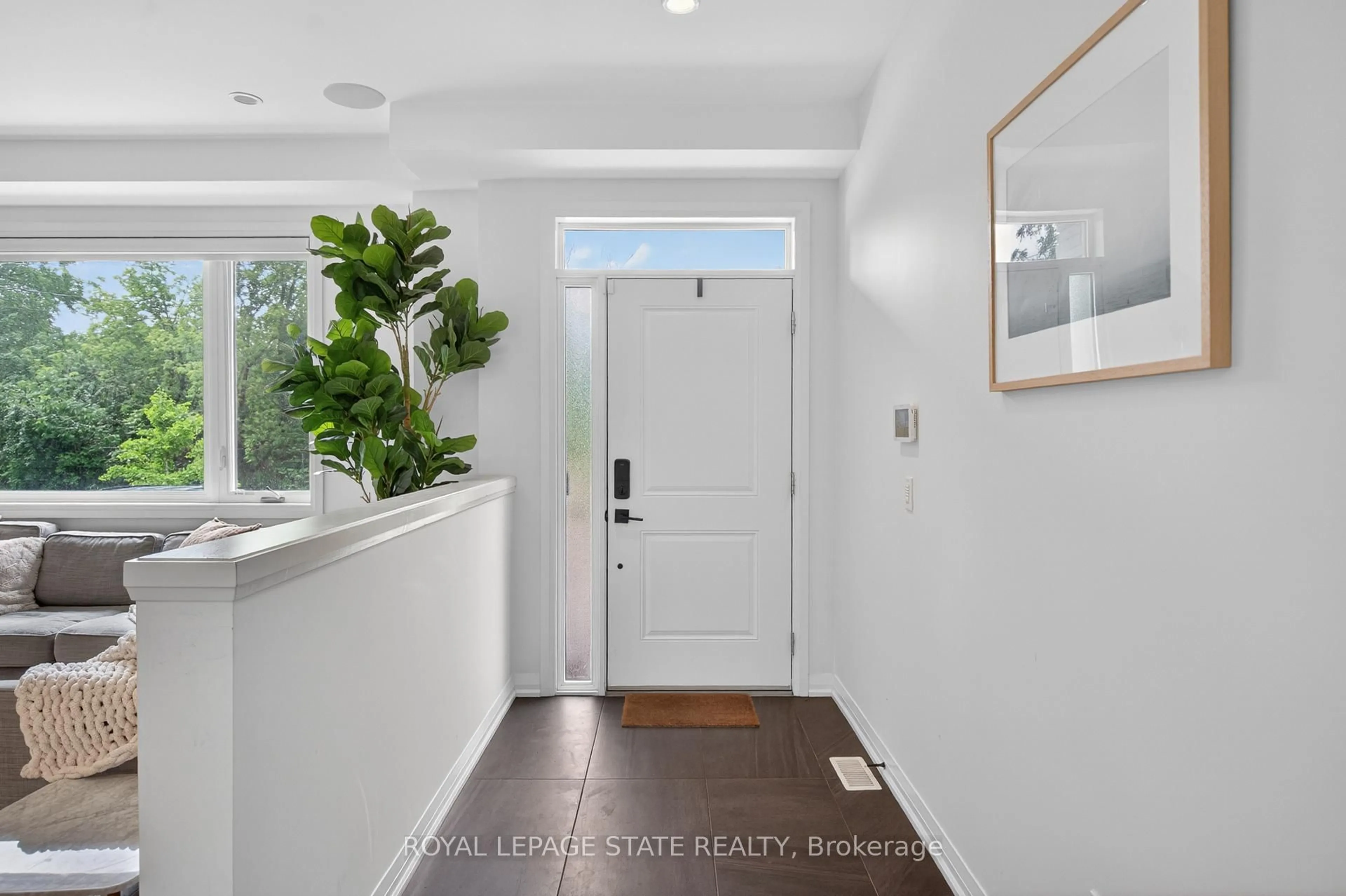 Indoor entryway for 206 Canada St, Hamilton Ontario L8P 1P6