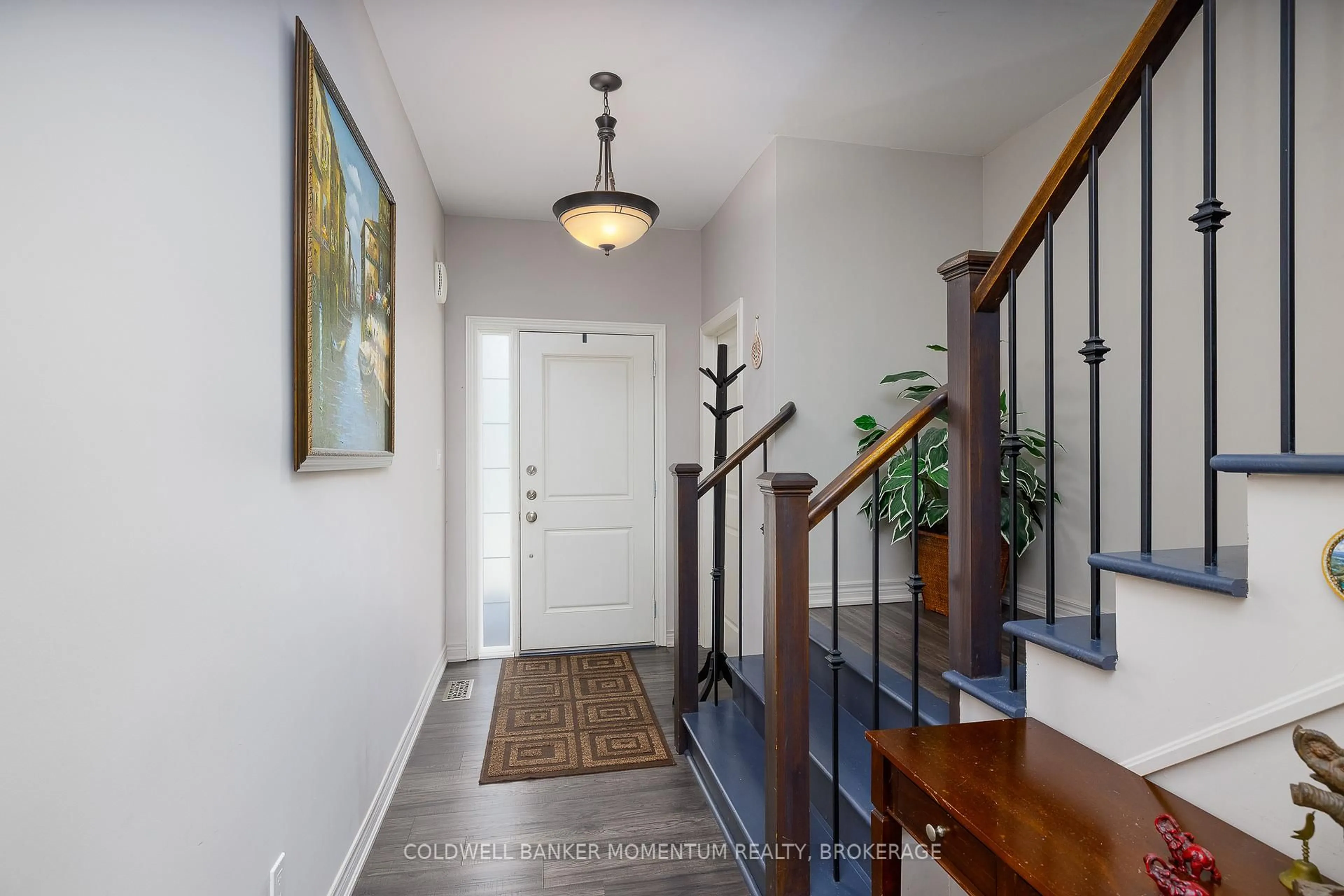 Indoor entryway for 121 Albert St, Fort Erie Ontario L2A 5L3