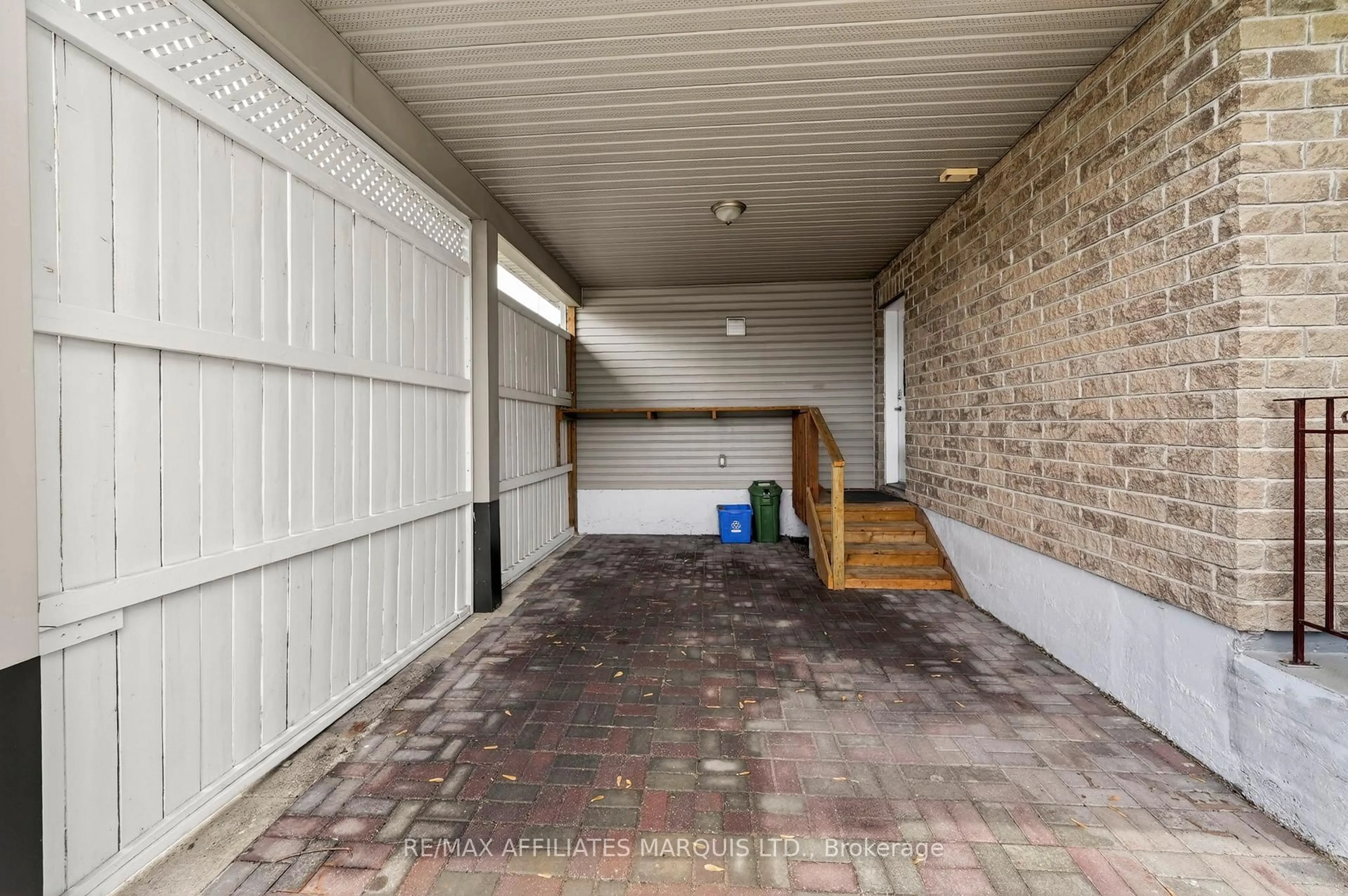 Indoor garage for 107 Tollgate Rd, Cornwall Ontario K6J 5L6