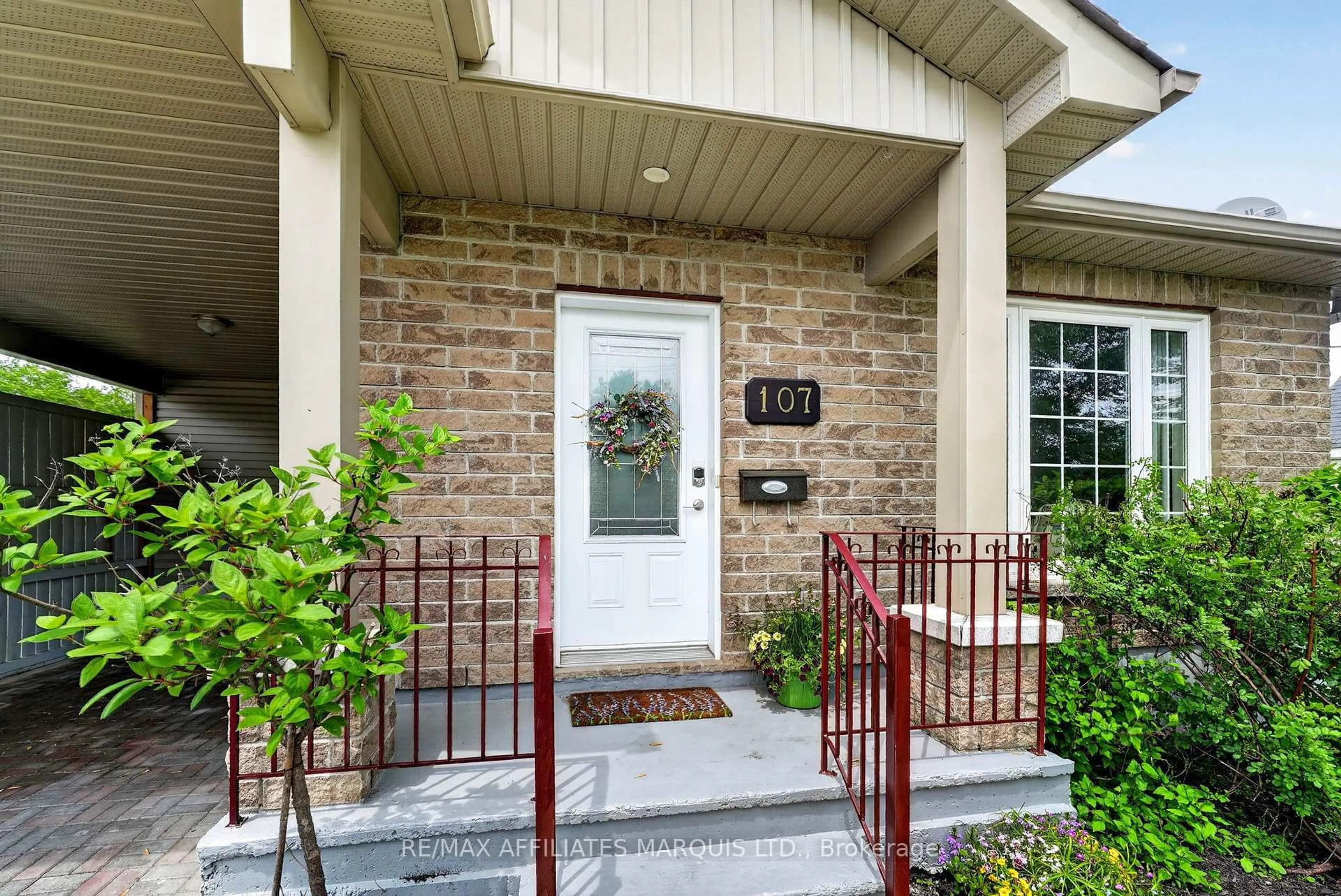 Indoor entryway for 107 Tollgate Rd, Cornwall Ontario K6J 5L6