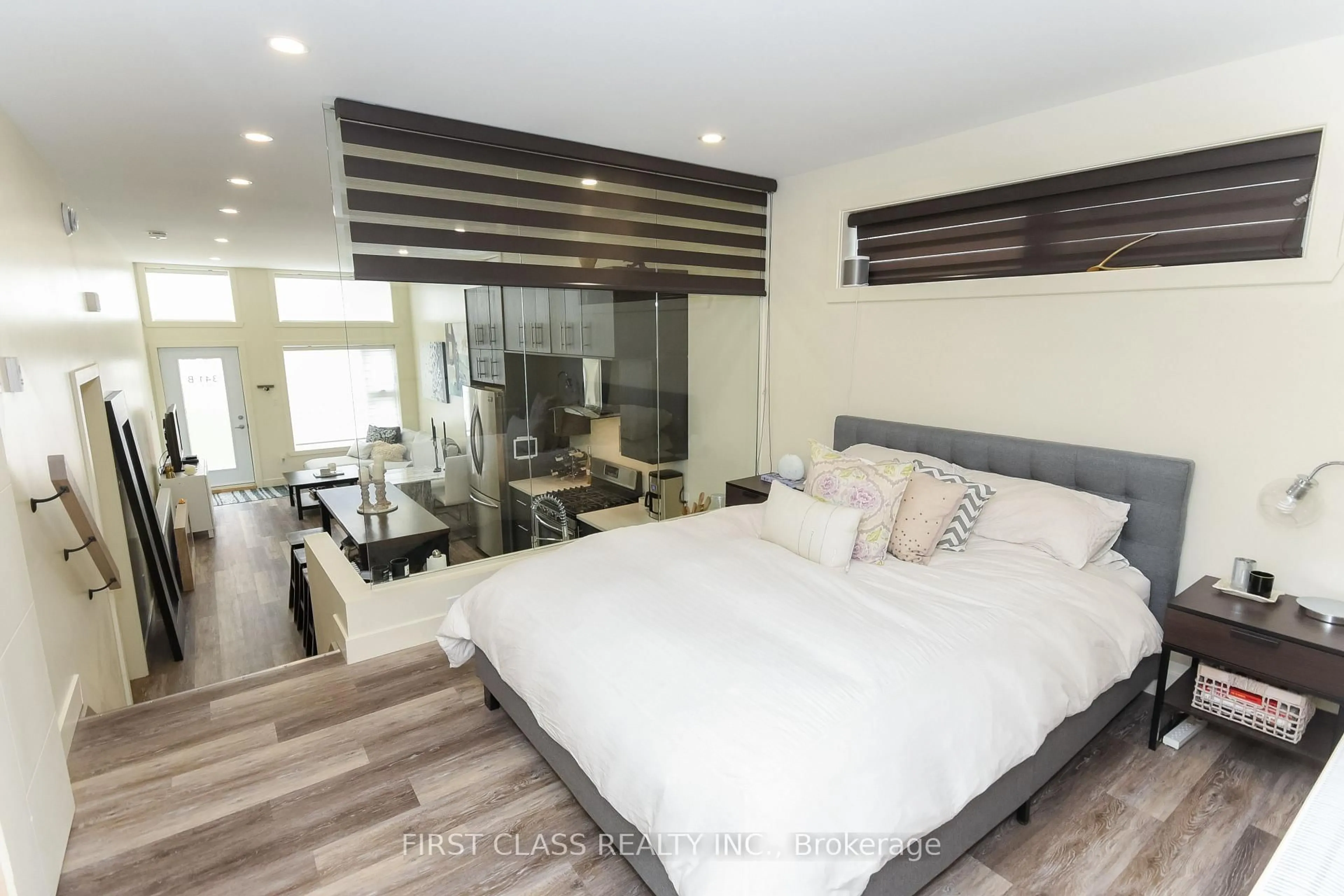 Bedroom with bed, wood/laminate floor for 341 Cambridge St, Ottawa Ontario K1R 7B3