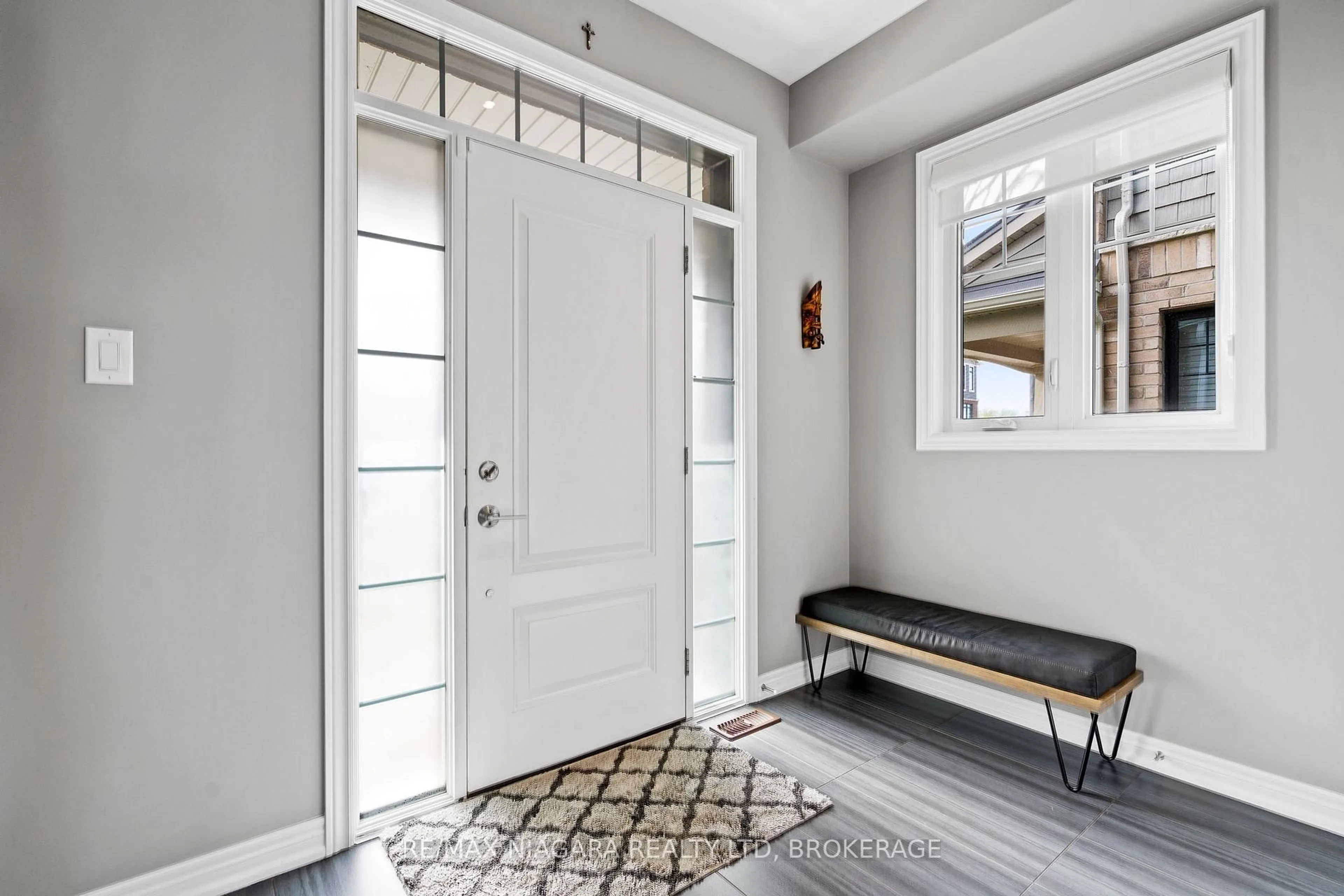 Indoor entryway for 60 Waterview Lane, Grimsby Ontario L3M 0H2