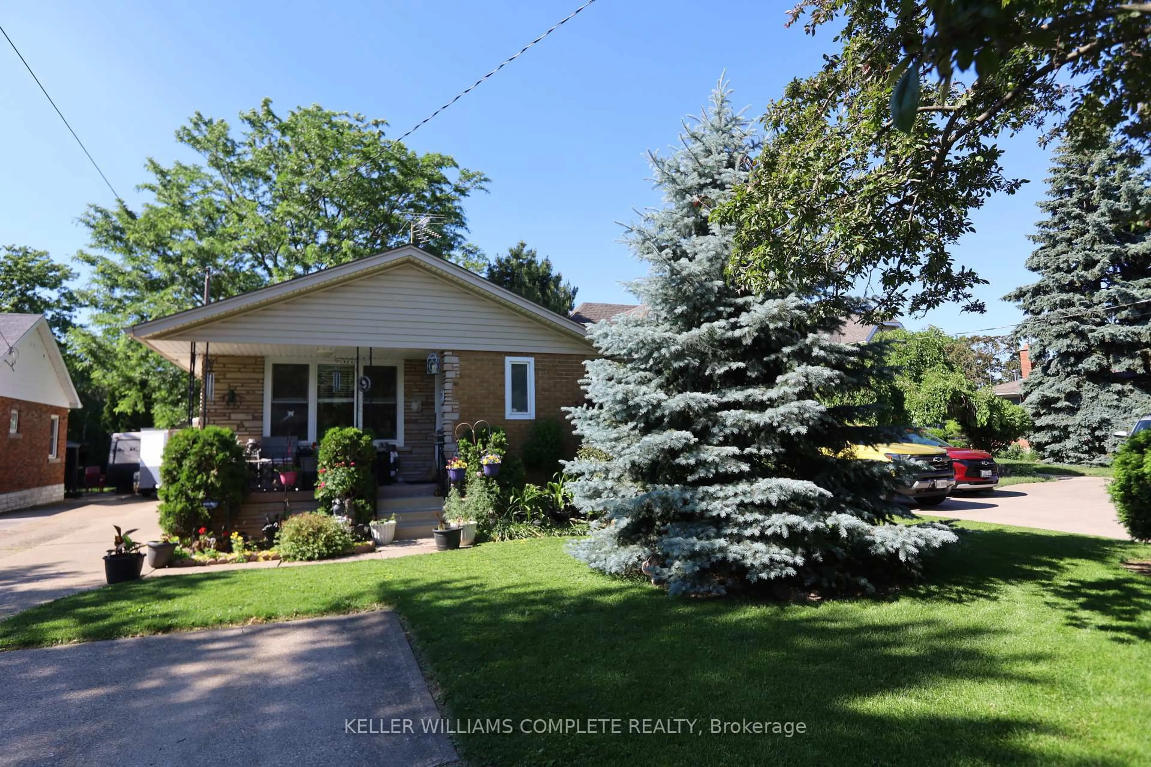Home with vinyl exterior material, street for 9 Cecil St, St. Catharines Ontario L2N 4B3