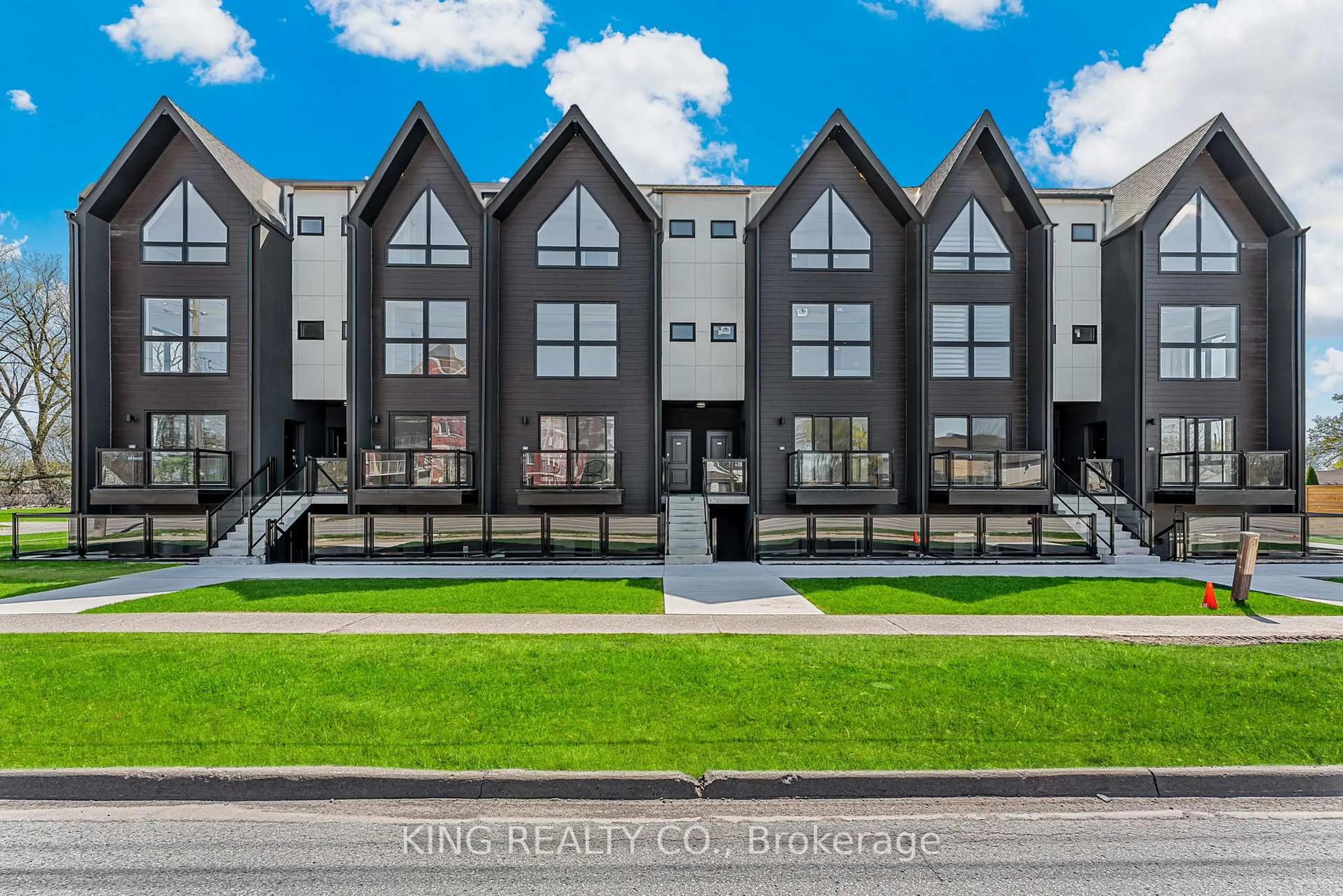 A pic from outside/outdoor area/front of a property/back of a property/a pic from drone, street for 7277 Wilson Cres #302, Niagara Falls Ontario L2G 4R8