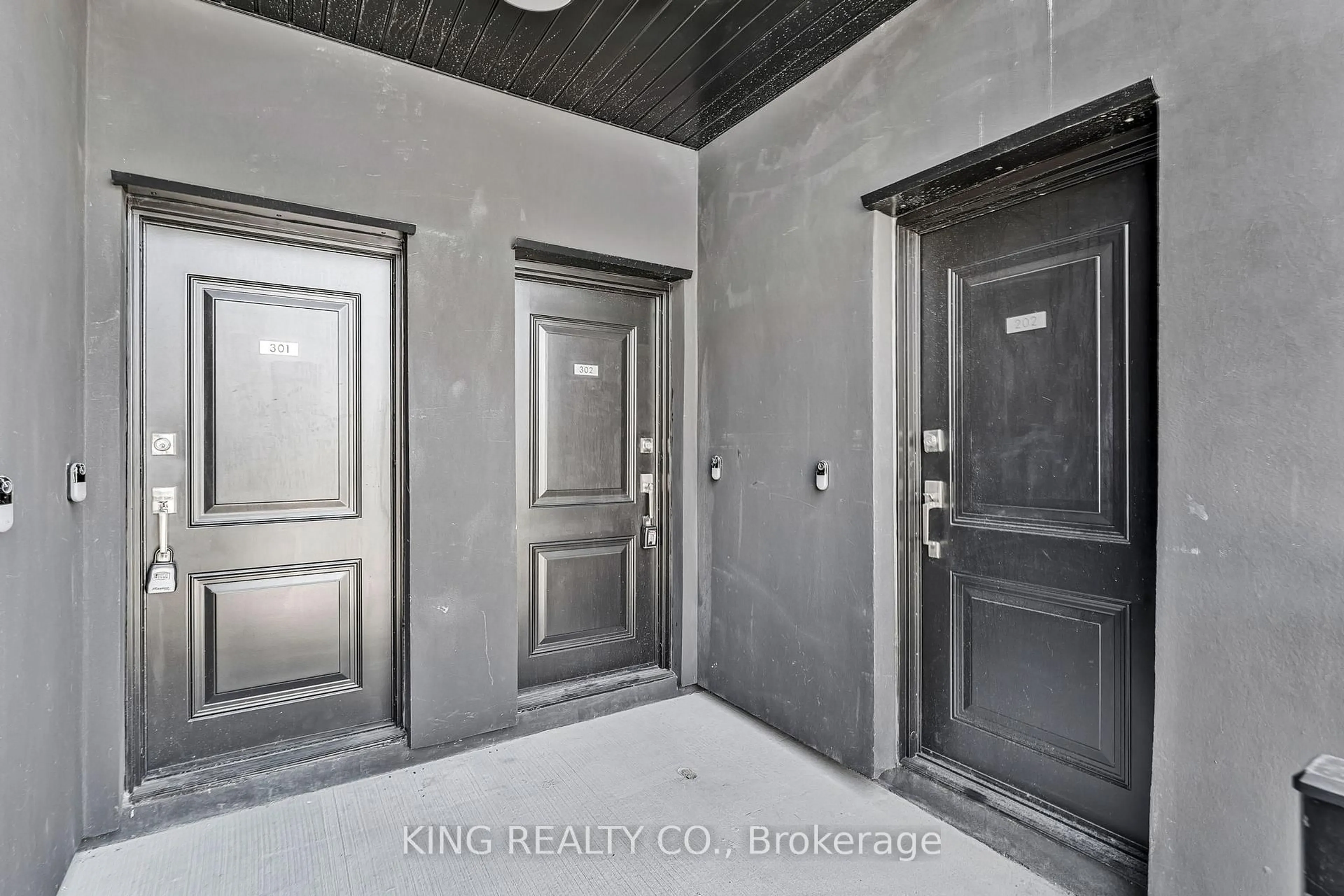 Indoor entryway for 7277 Wilson Cres #302, Niagara Falls Ontario L2G 4R8