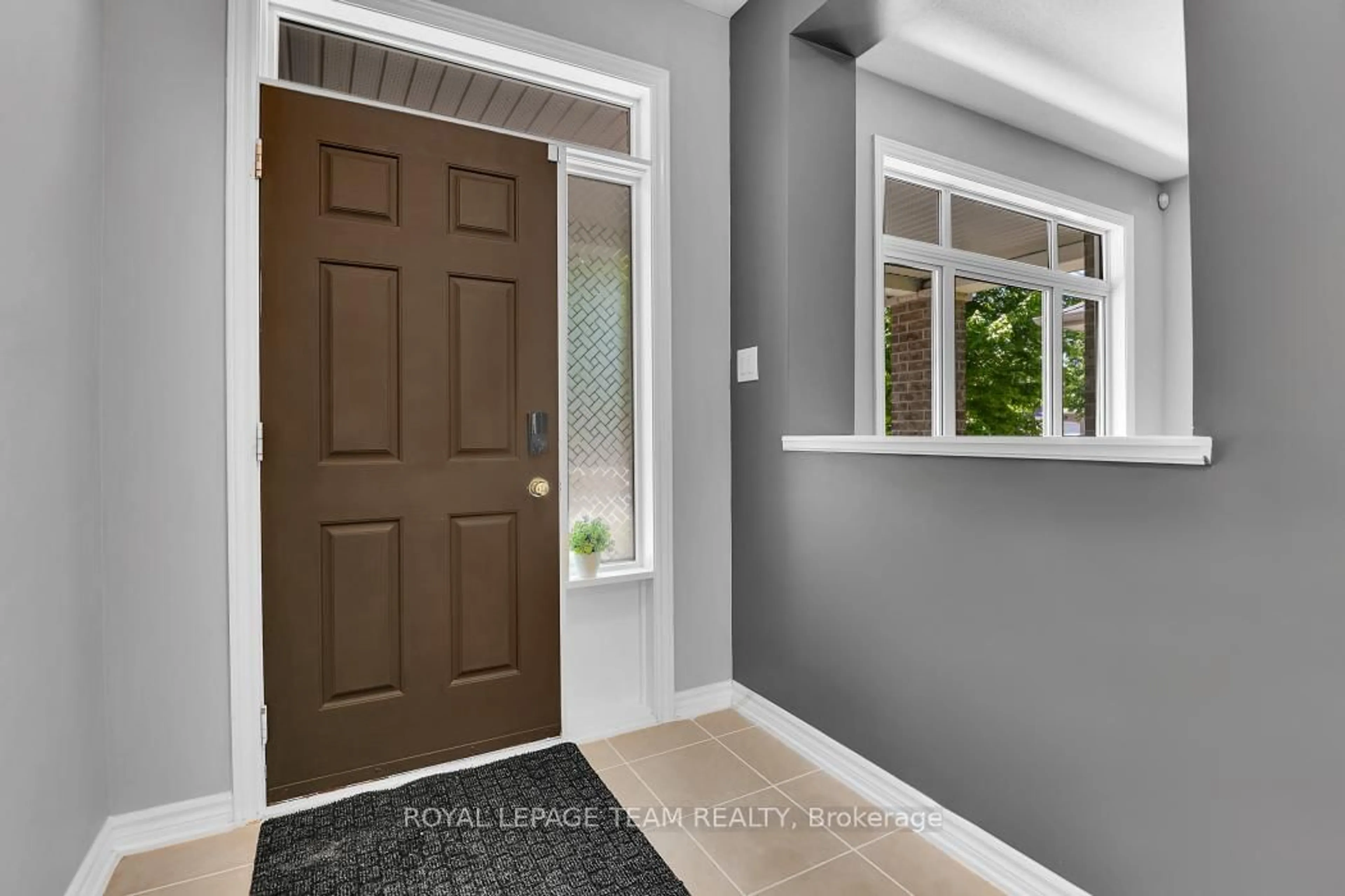 Indoor entryway for 763 Long Point Circ, Ottawa Ontario K1T 4H5