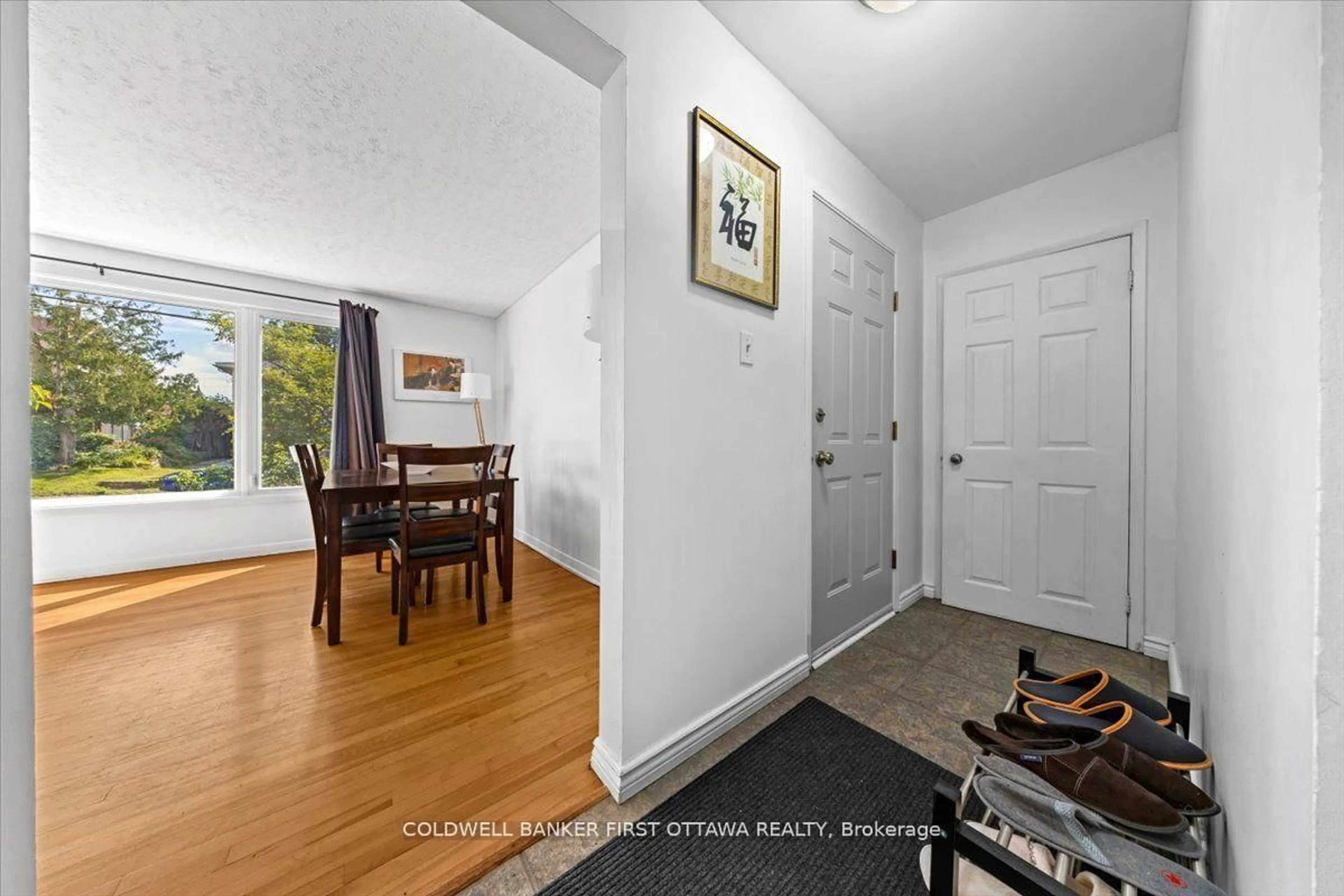 Indoor entryway for 902 Watson St, Ottawa Ontario K2B 6B9
