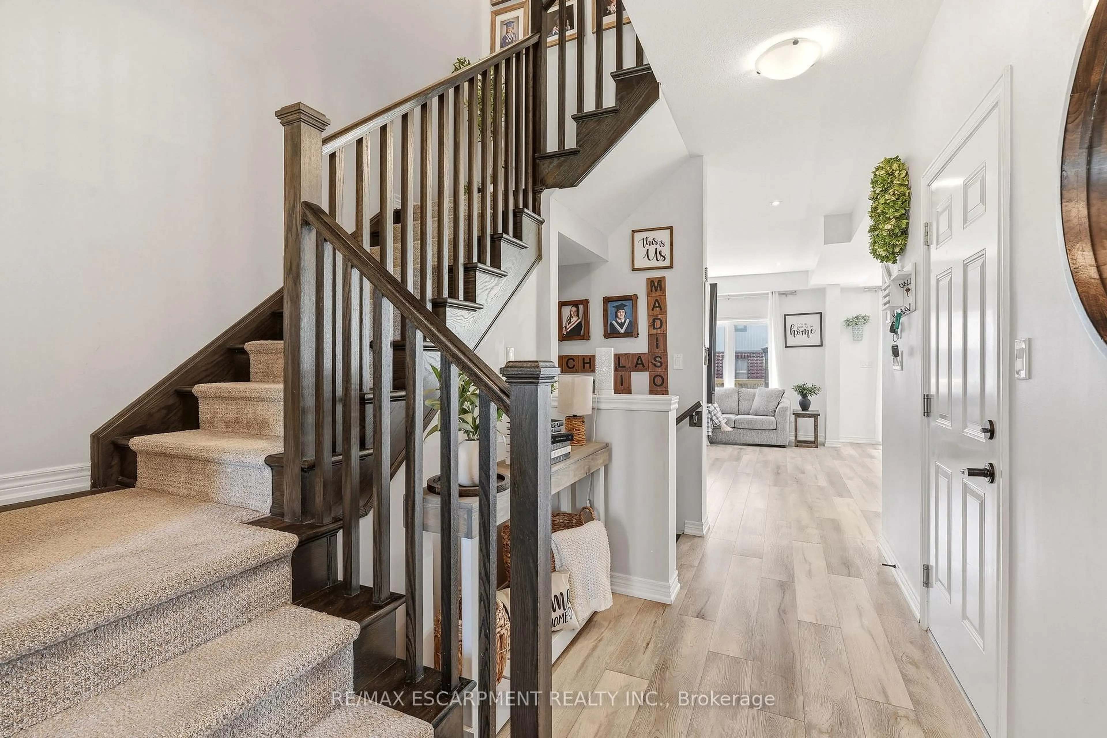 Indoor entryway for 19 Severino Circ, West Lincoln Ontario L0R 2A0