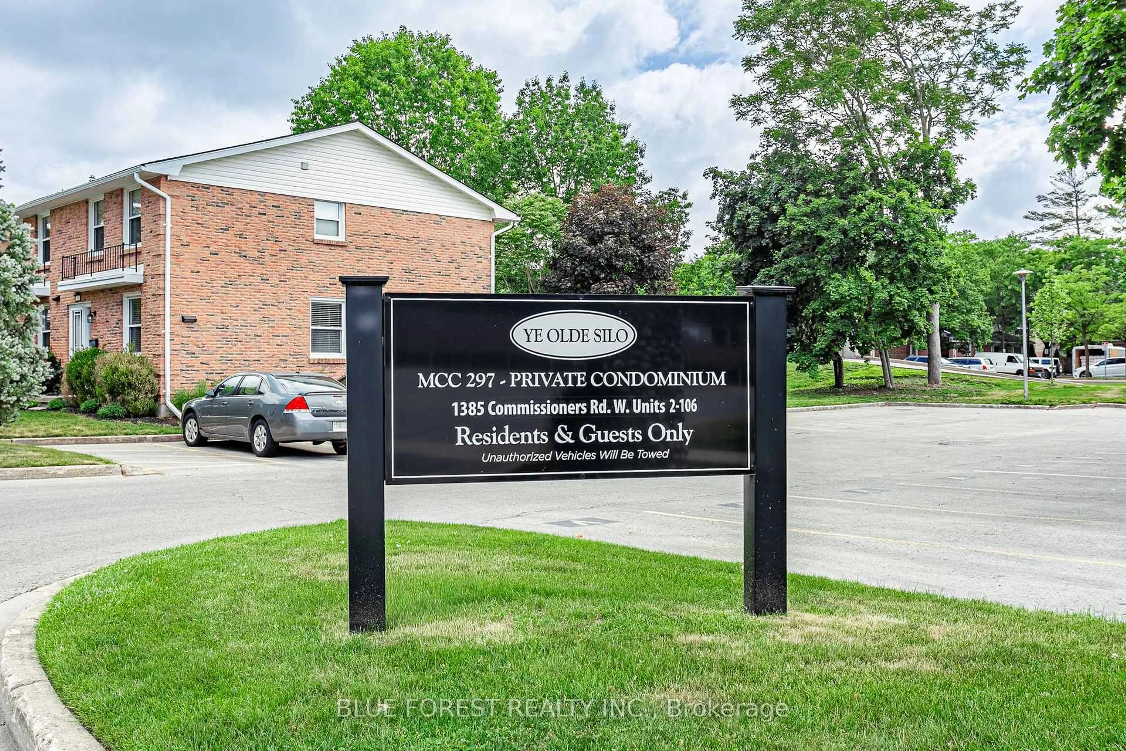 Indoor foyer for 1385 Commissioners Rd #50, London South Ontario N6K 1E2