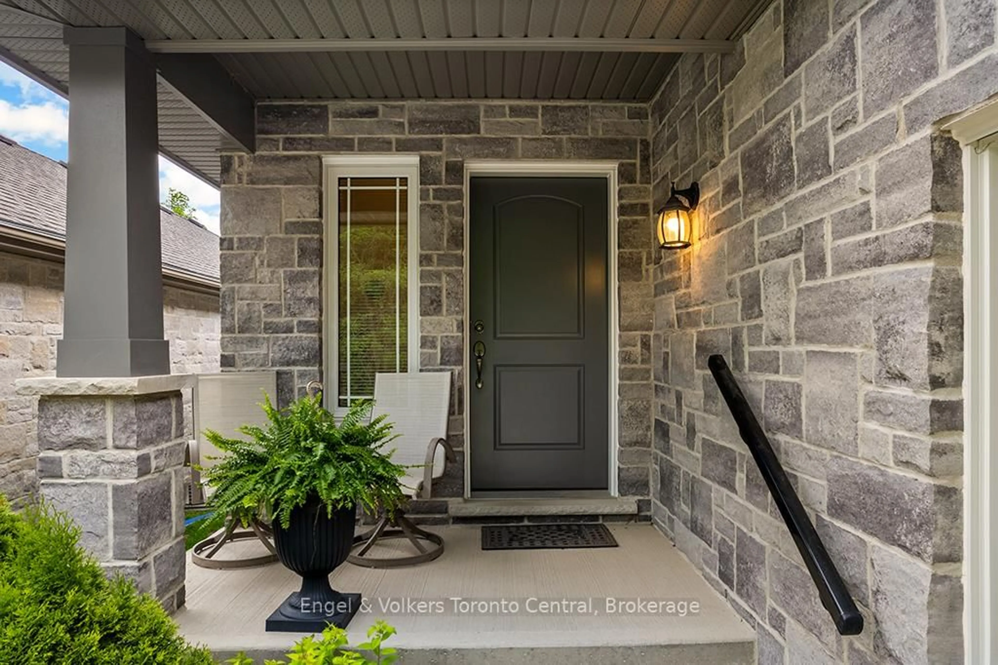 Indoor entryway for 1877 8th Ave, Owen Sound Ontario N4K 0A7