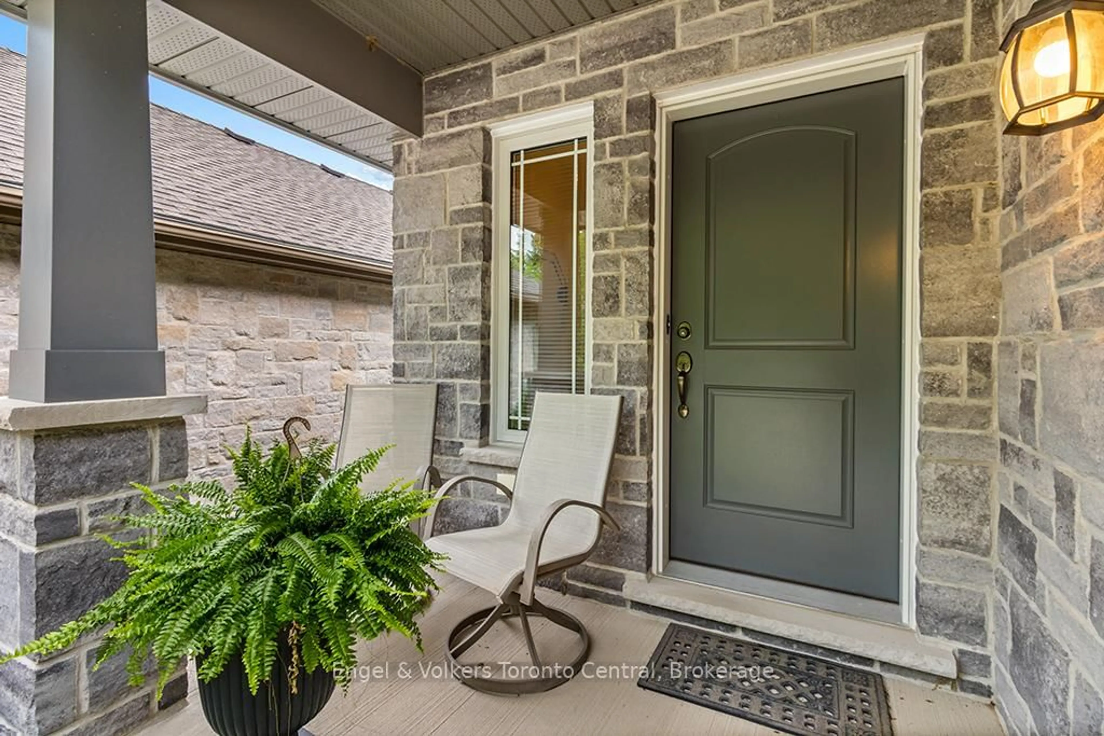 Indoor entryway for 1877 8th Ave, Owen Sound Ontario N4K 0A7