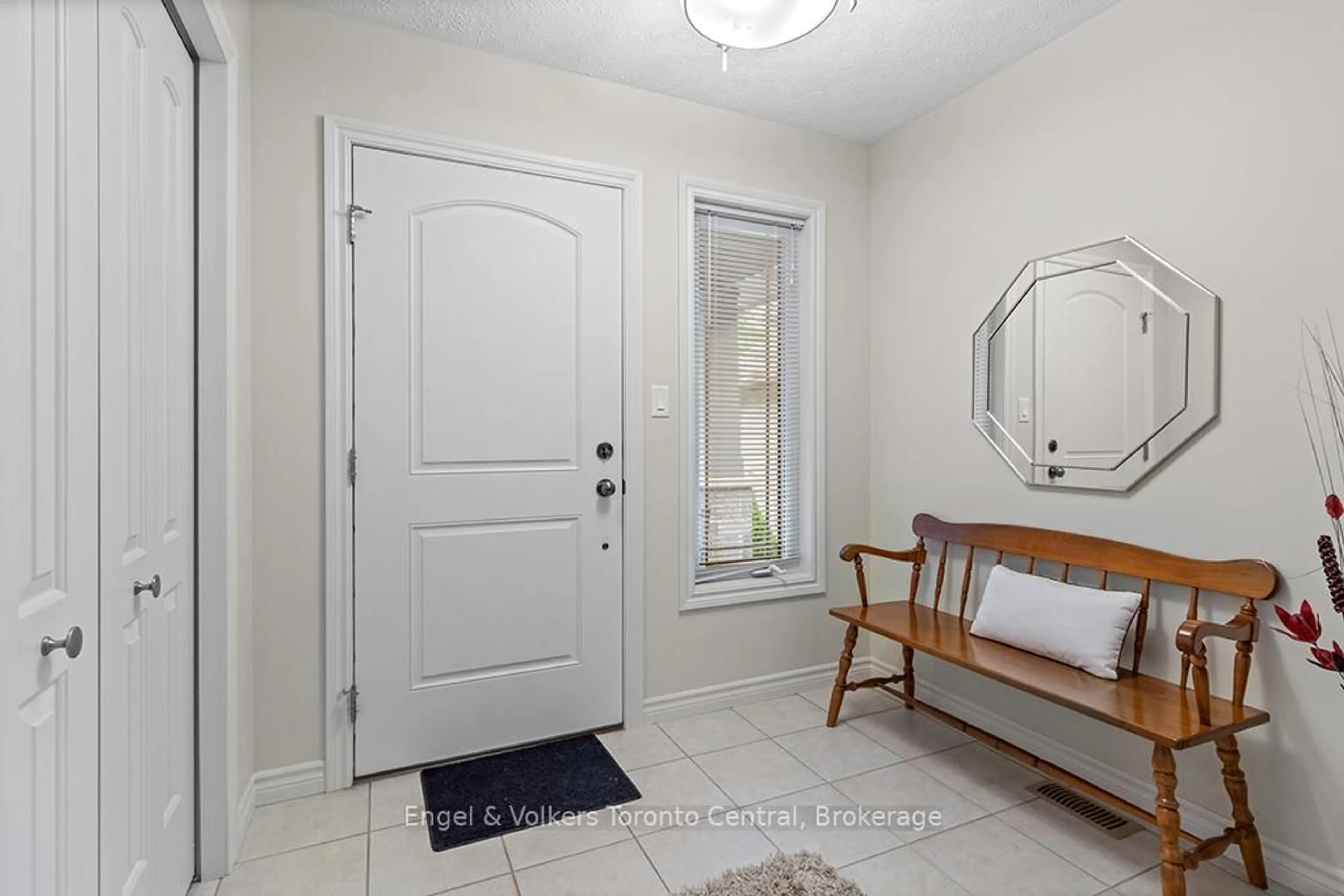 Indoor entryway for 1877 8th Ave, Owen Sound Ontario N4K 0A7