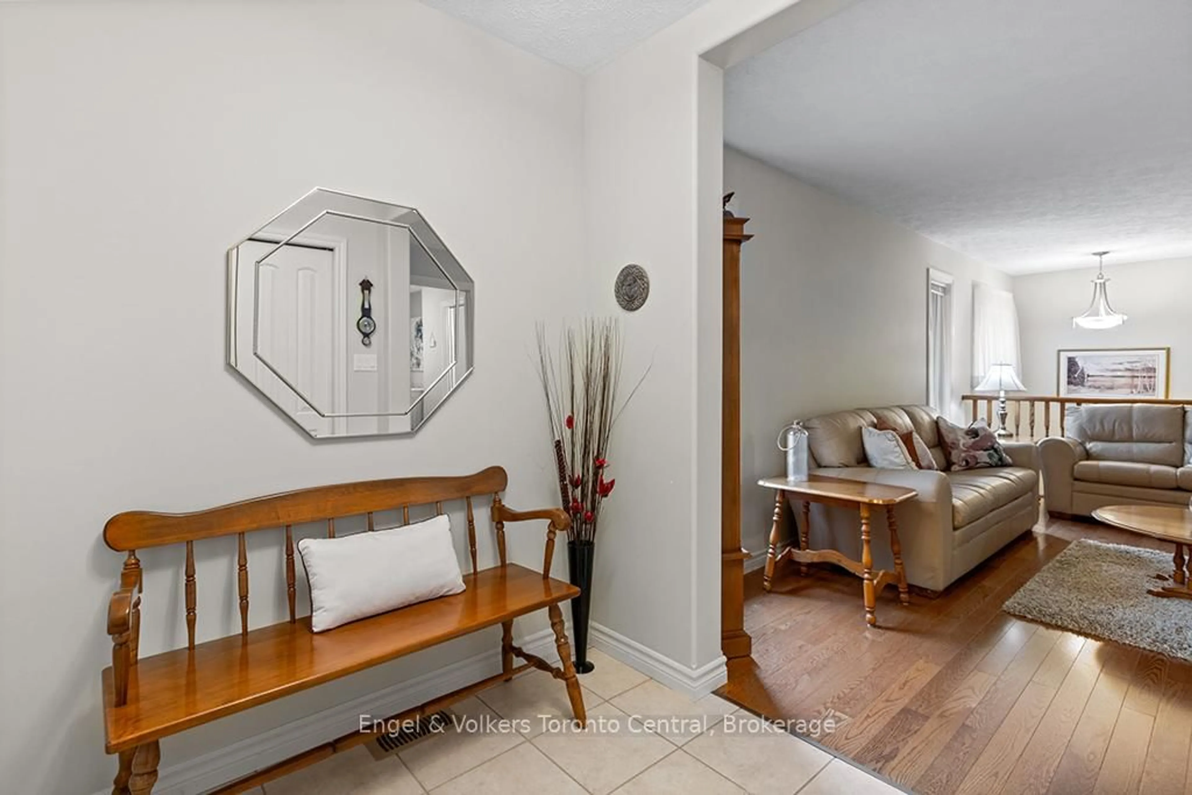Indoor entryway for 1877 8th Ave, Owen Sound Ontario N4K 0A7