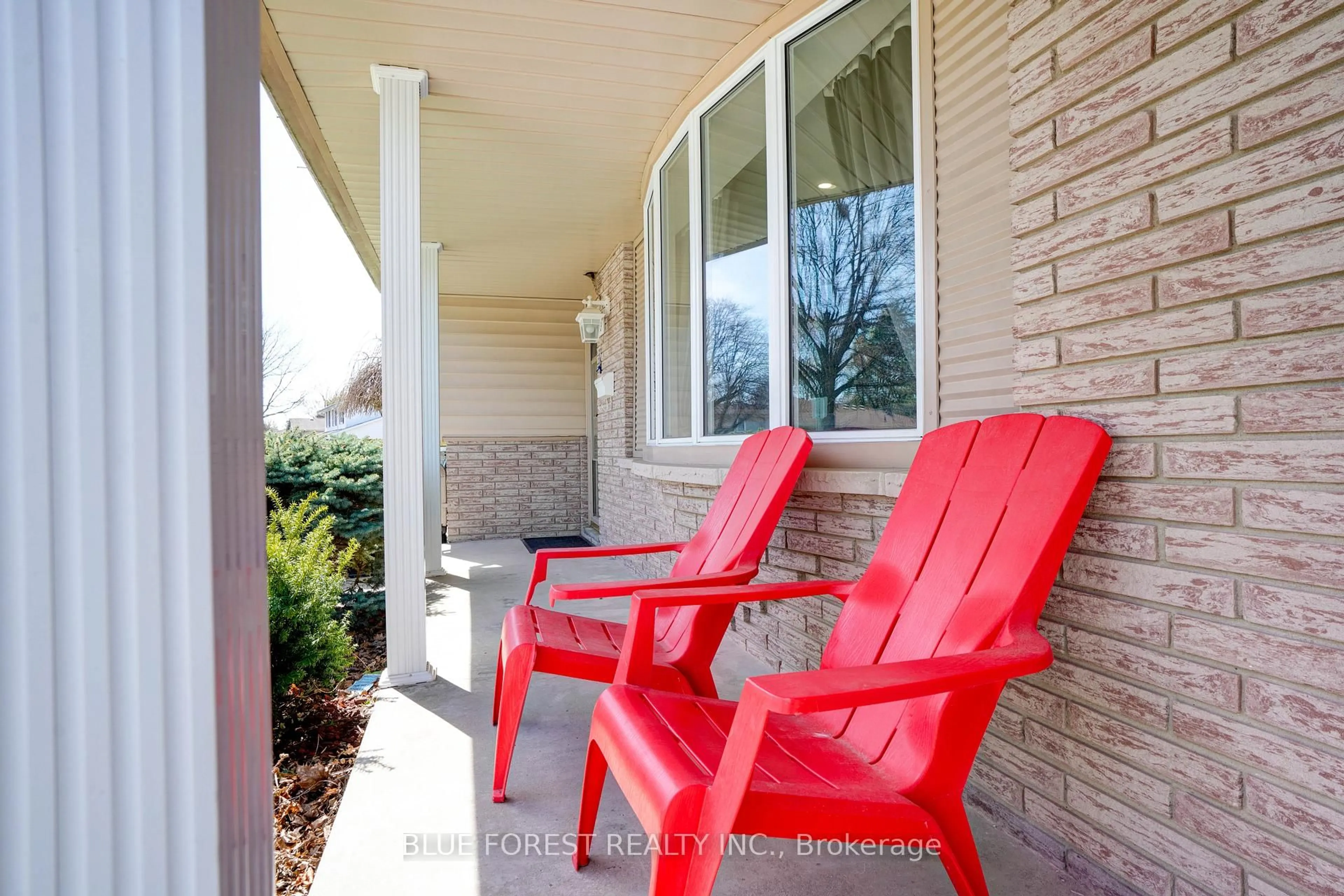Patio, street for 23 Fox Mill Cres, London South Ontario N6J 2B3