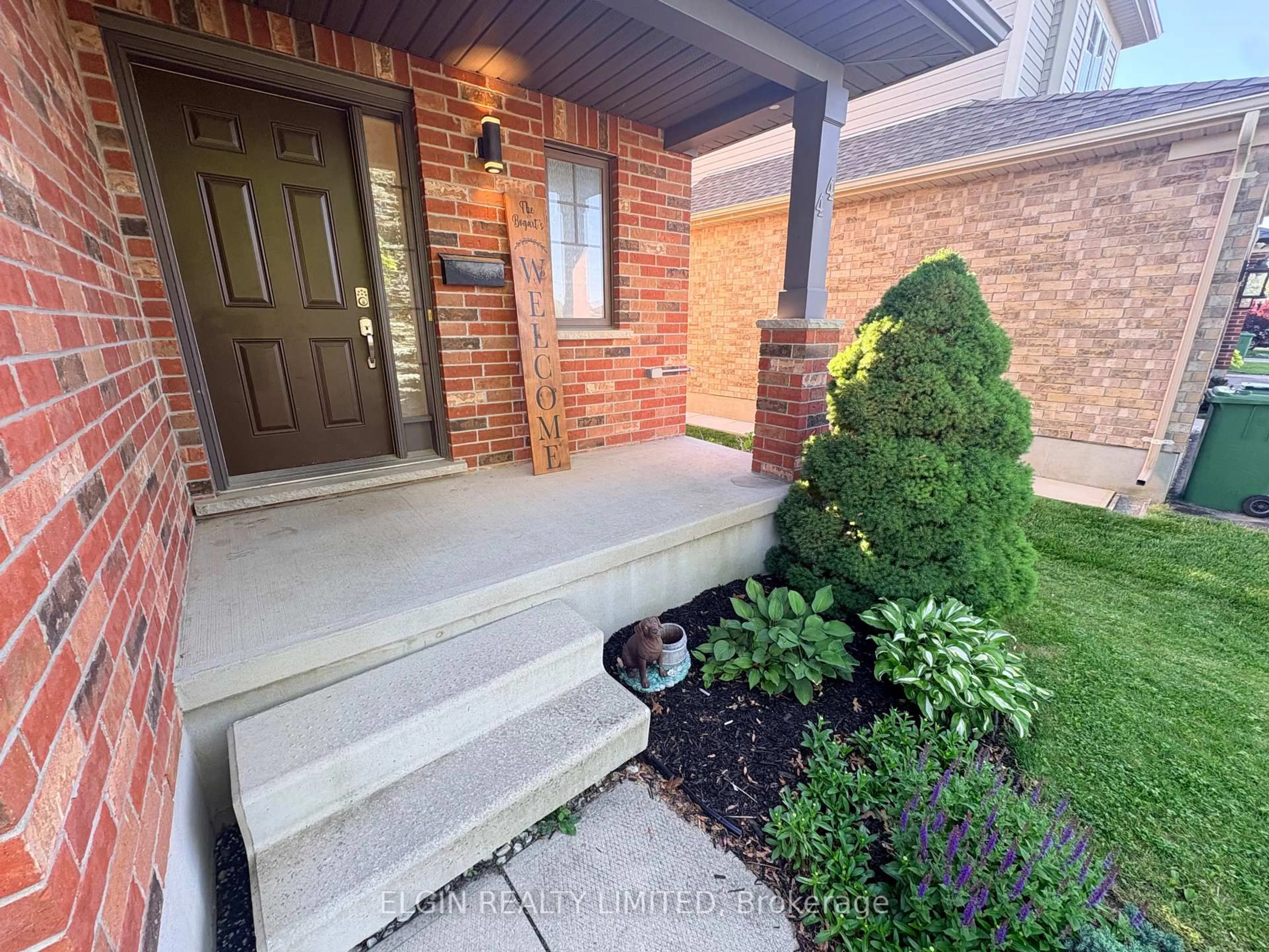 Indoor entryway for 44 Peach Tree Blvd, St. Thomas Ontario N5R 4Y7