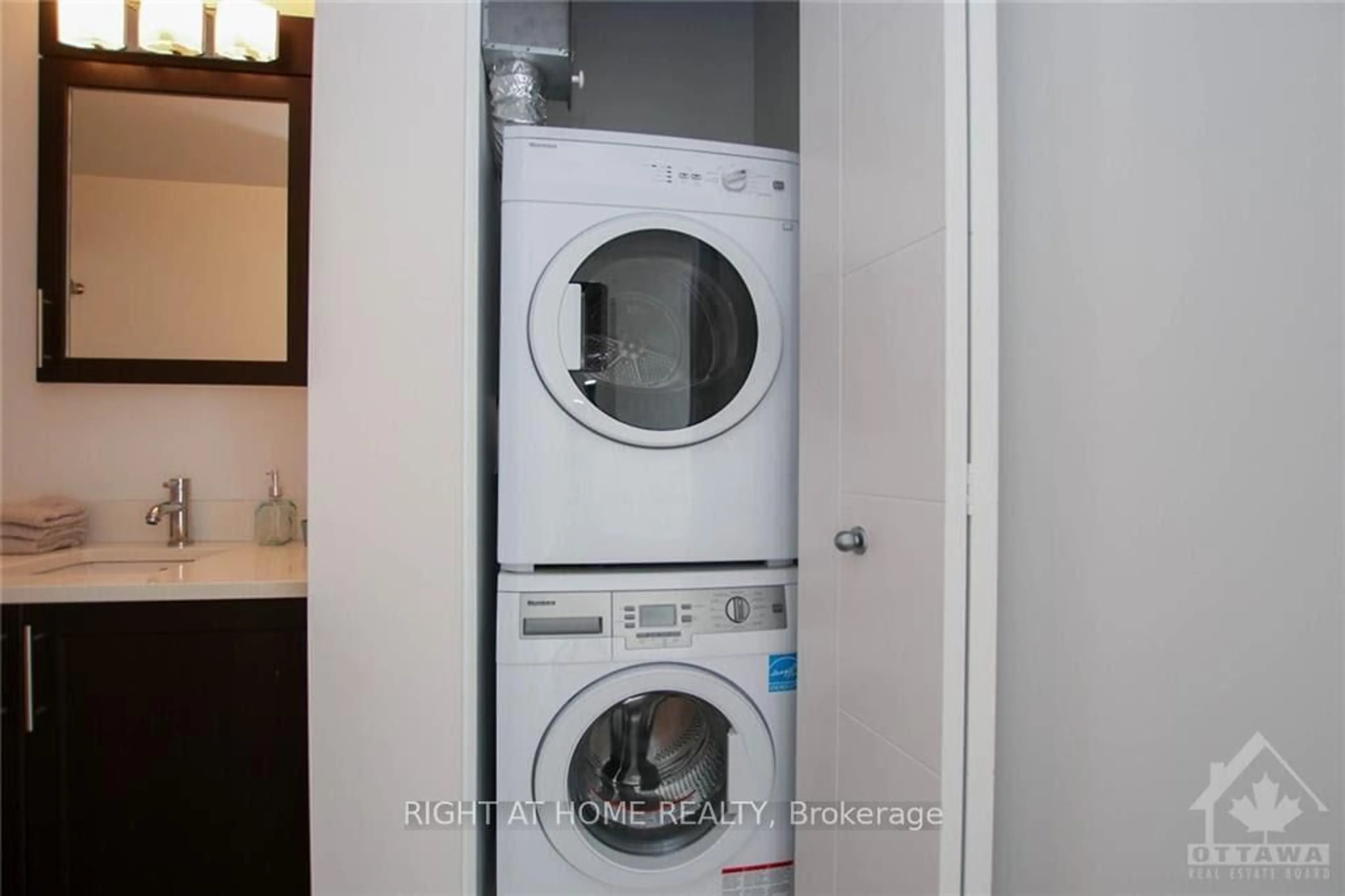 Laundry room for 40 Nepean St #2306, Ottawa Ontario K2P 0X5