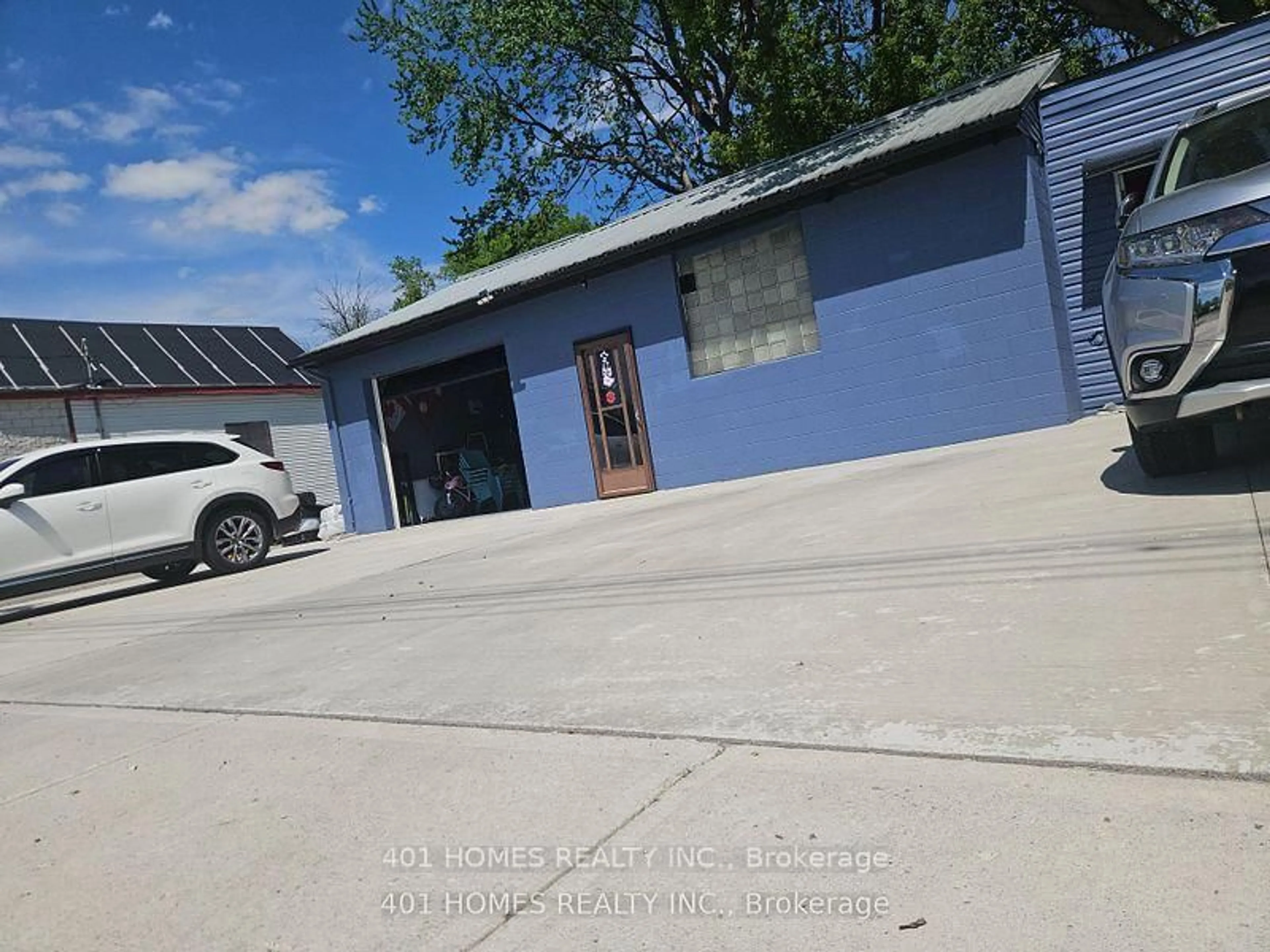 A pic from outside/outdoor area/front of a property/back of a property/a pic from drone, building for 1092 Brydges St, London East Ontario N5W 2B6