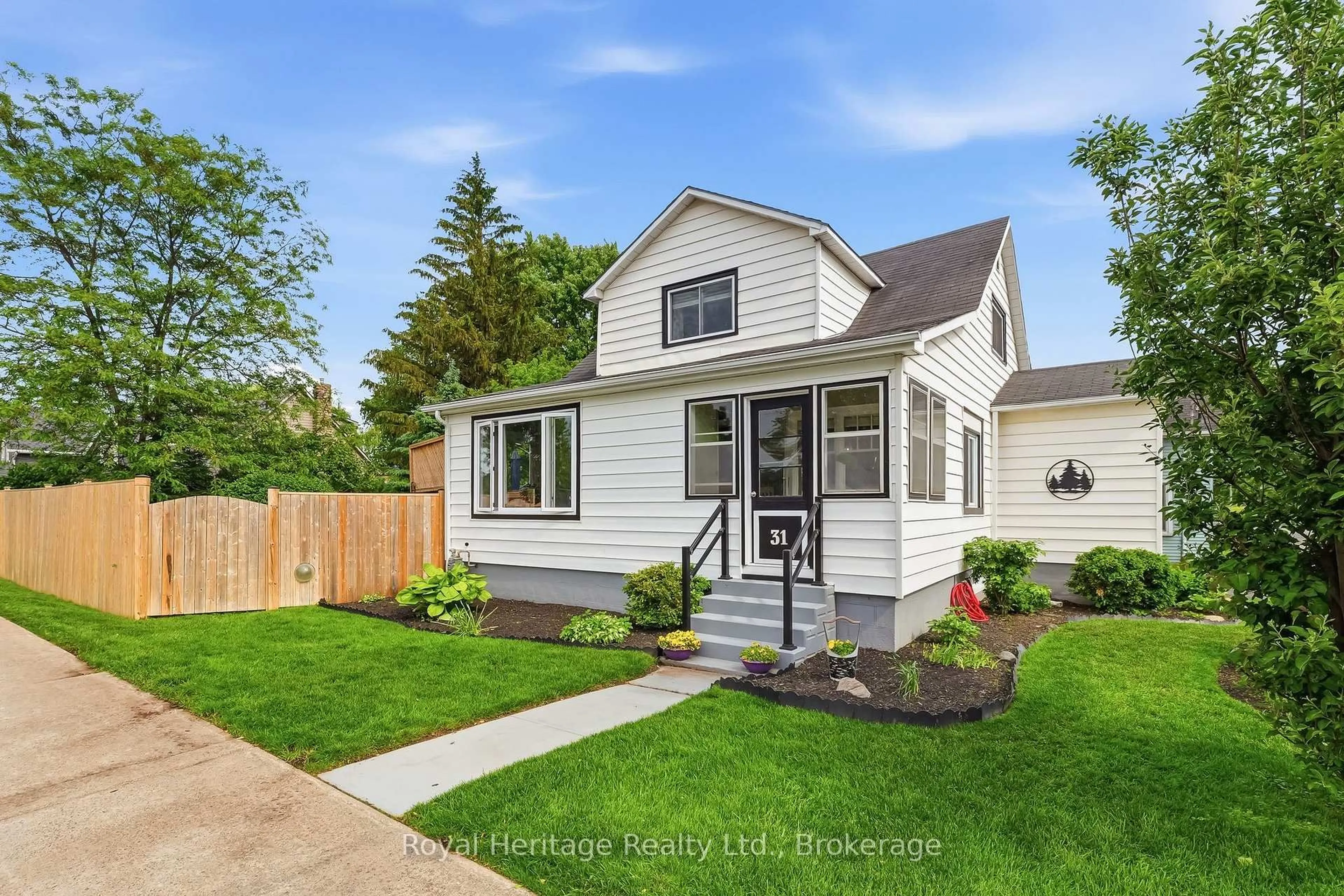 Home with vinyl exterior material, street for 31 Elizabeth St, Brighton Ontario K0K 1H0