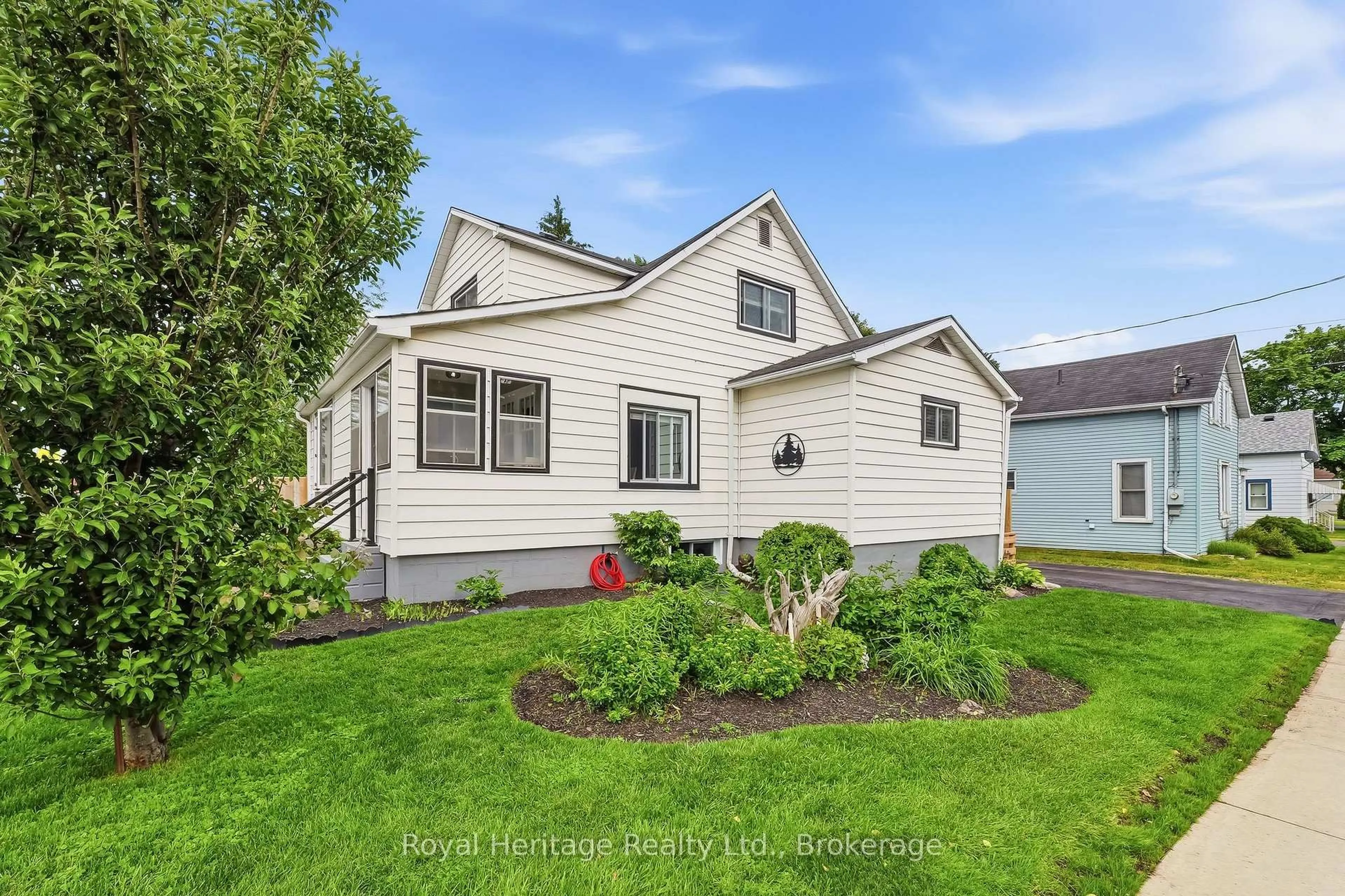 Home with vinyl exterior material, street for 31 Elizabeth St, Brighton Ontario K0K 1H0
