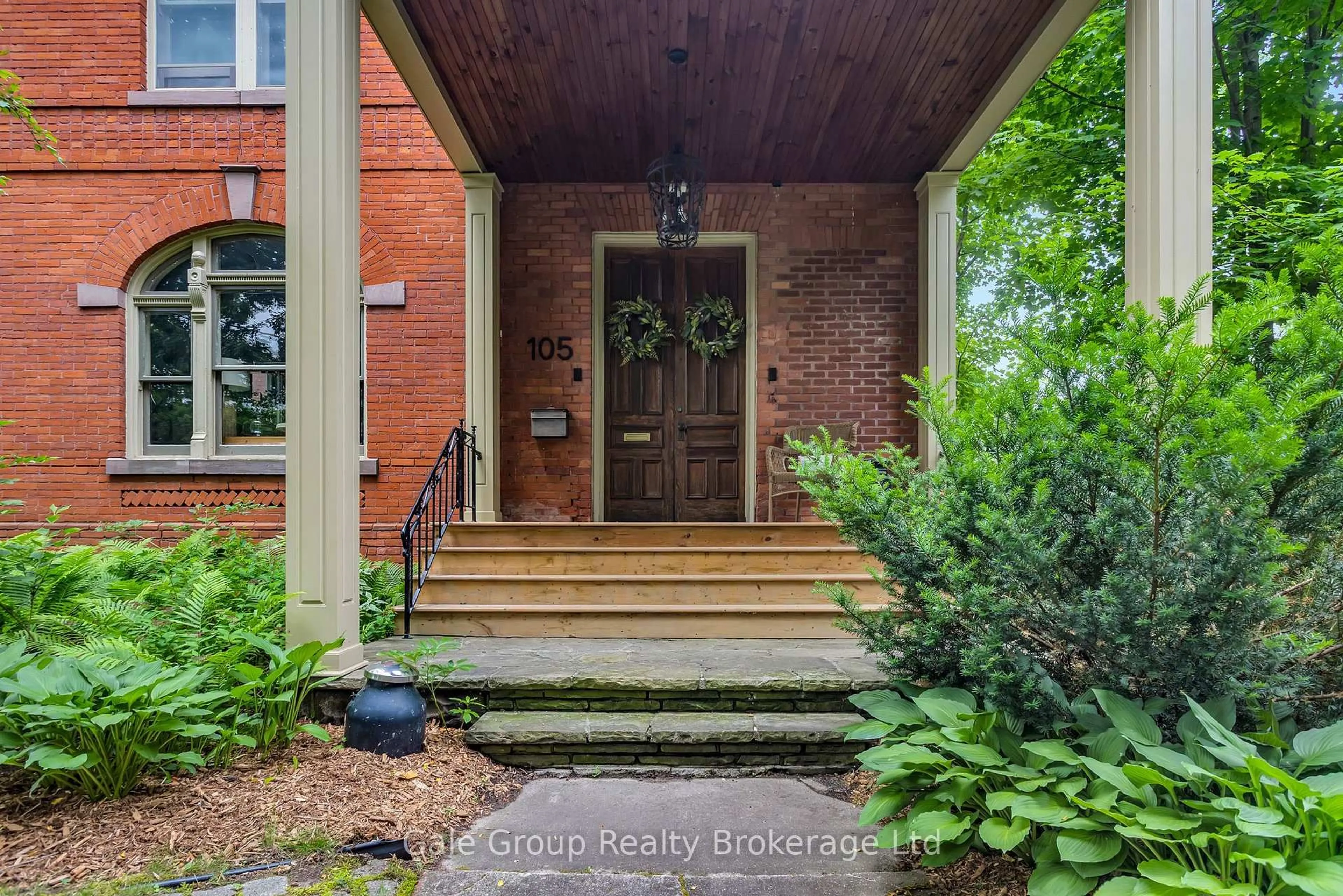 Indoor entryway for 105 Vansittart Ave, Woodstock Ontario N4S 6E5